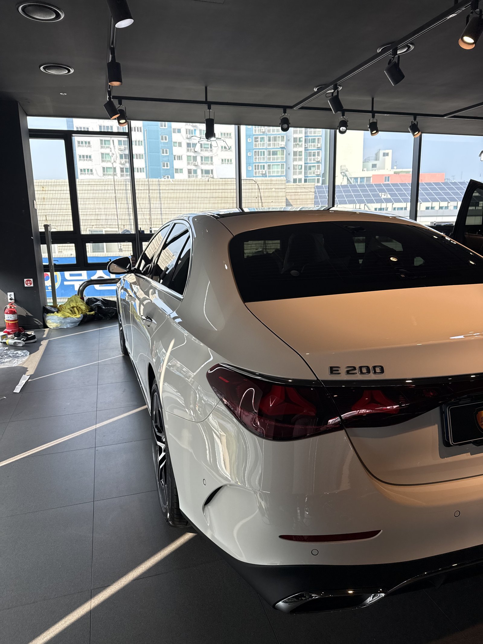 벤츠 E200 AMG라인 백색 신차 매장 전시 - 부산 쉴드광택