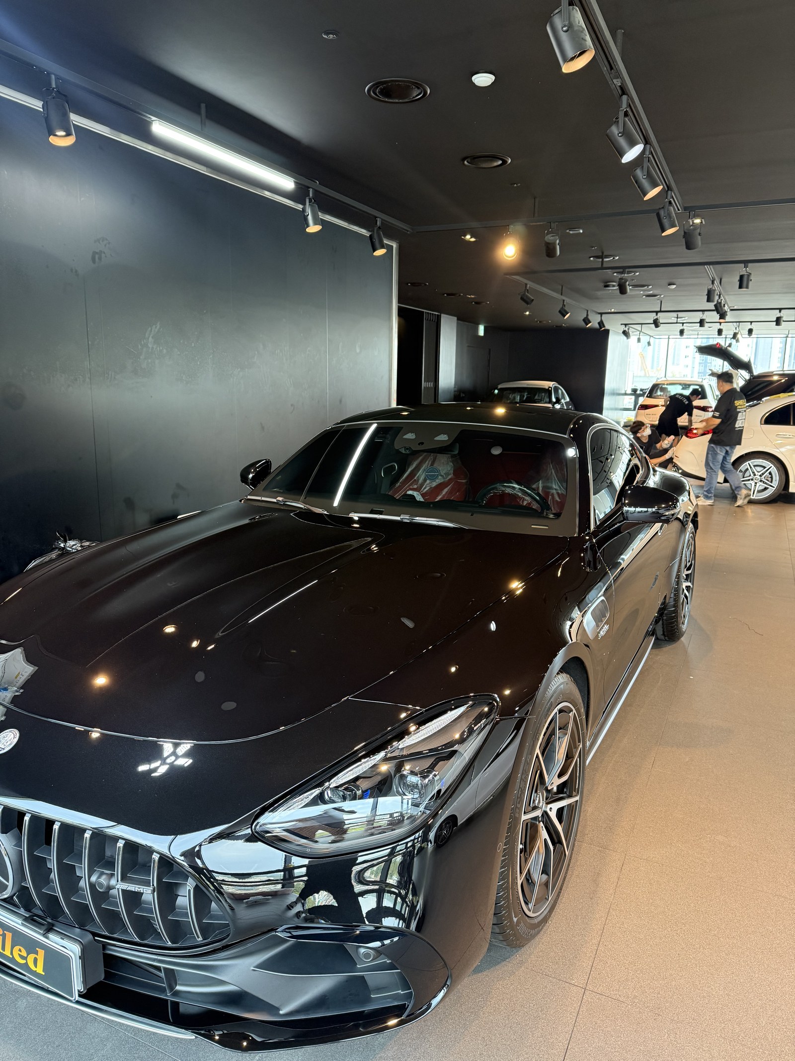 벤츠 AMG GT43 검정 신차 전측면 와이드 - 부산 유리막코팅