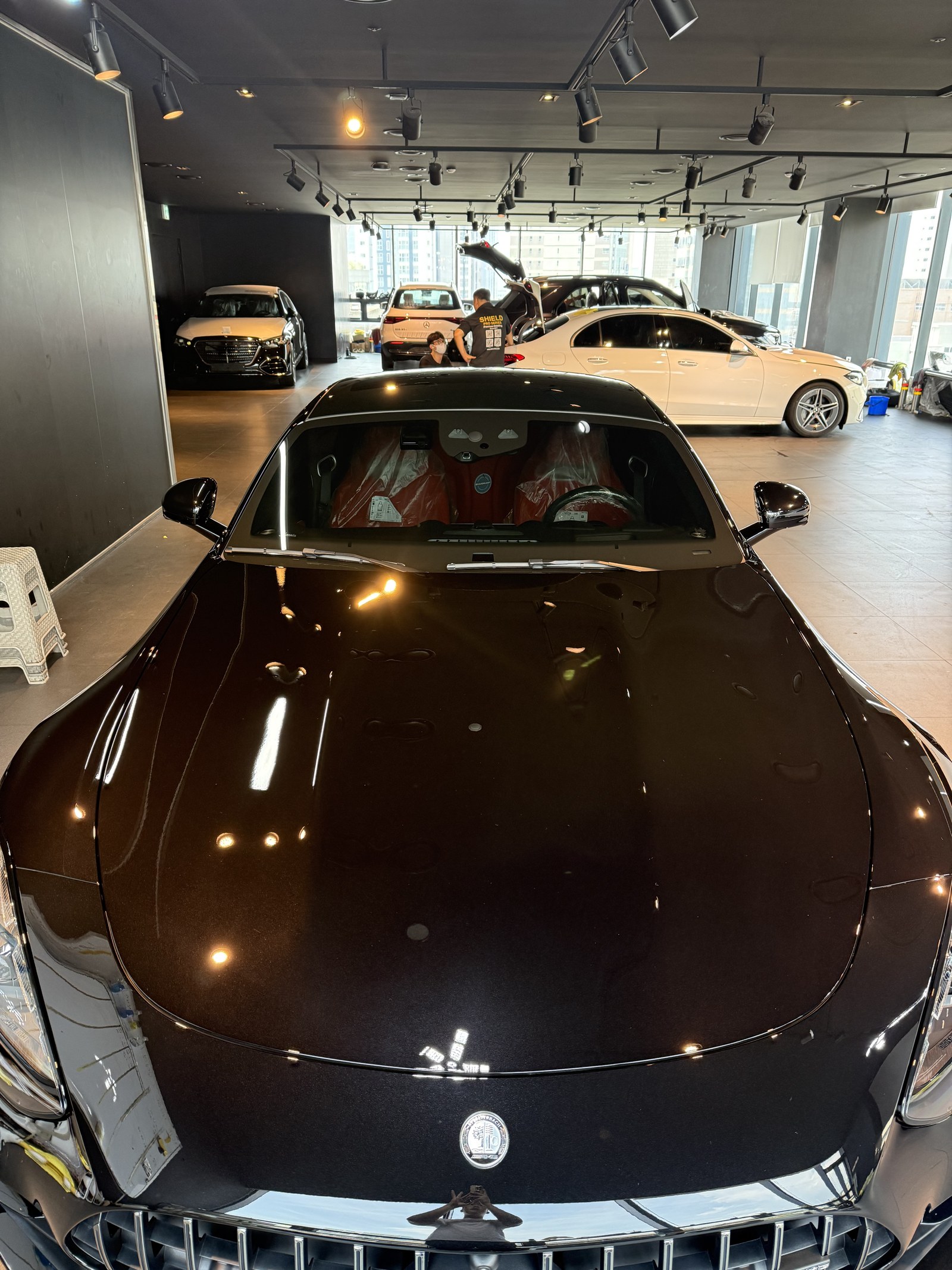 벤츠 AMG GT43 검정 신차 매장 전시 - 부산 쉴드광택