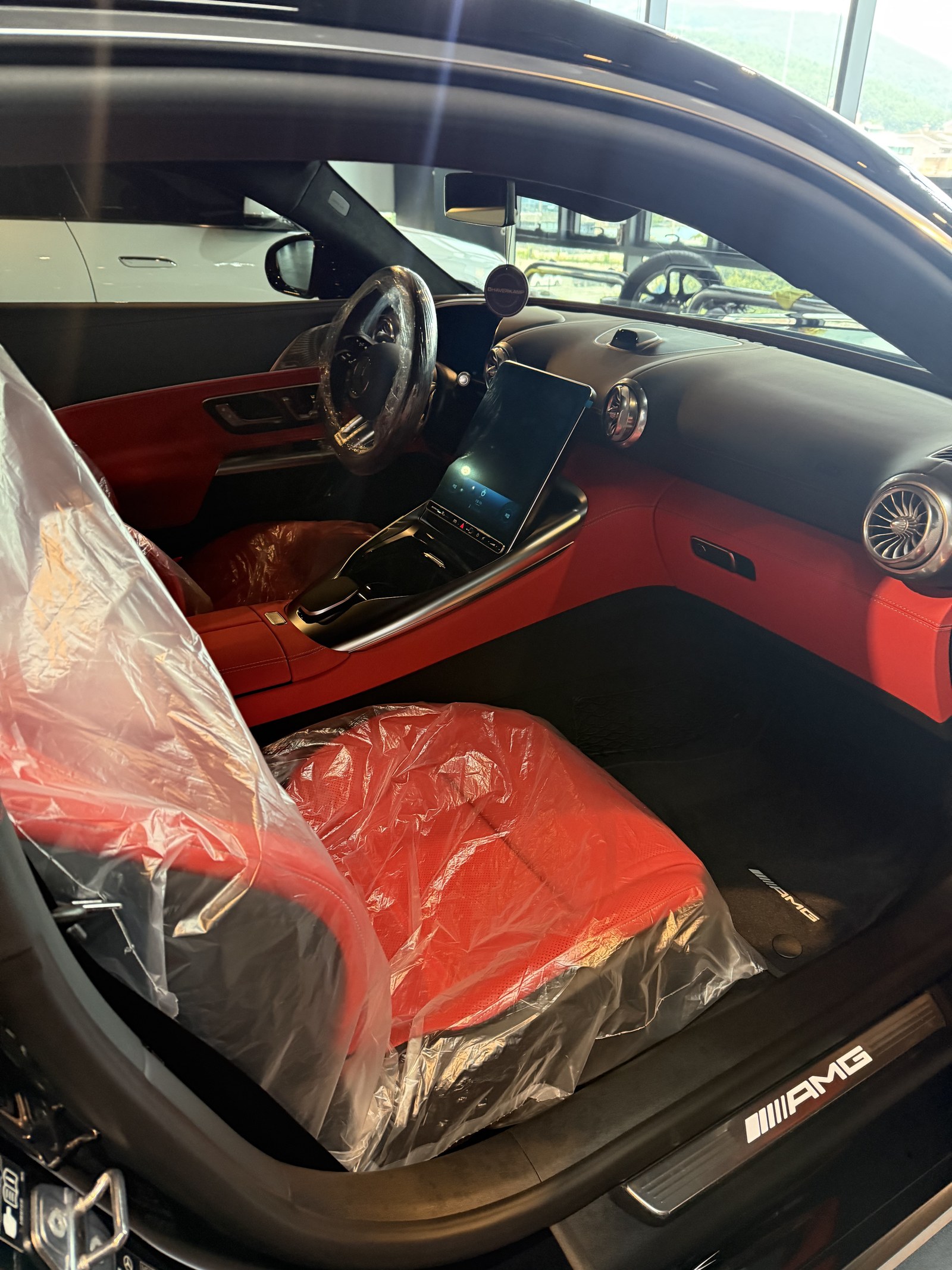 벤츠 AMG GT43 신차 실내 레드 인테리어 - 출고 전 컨디션