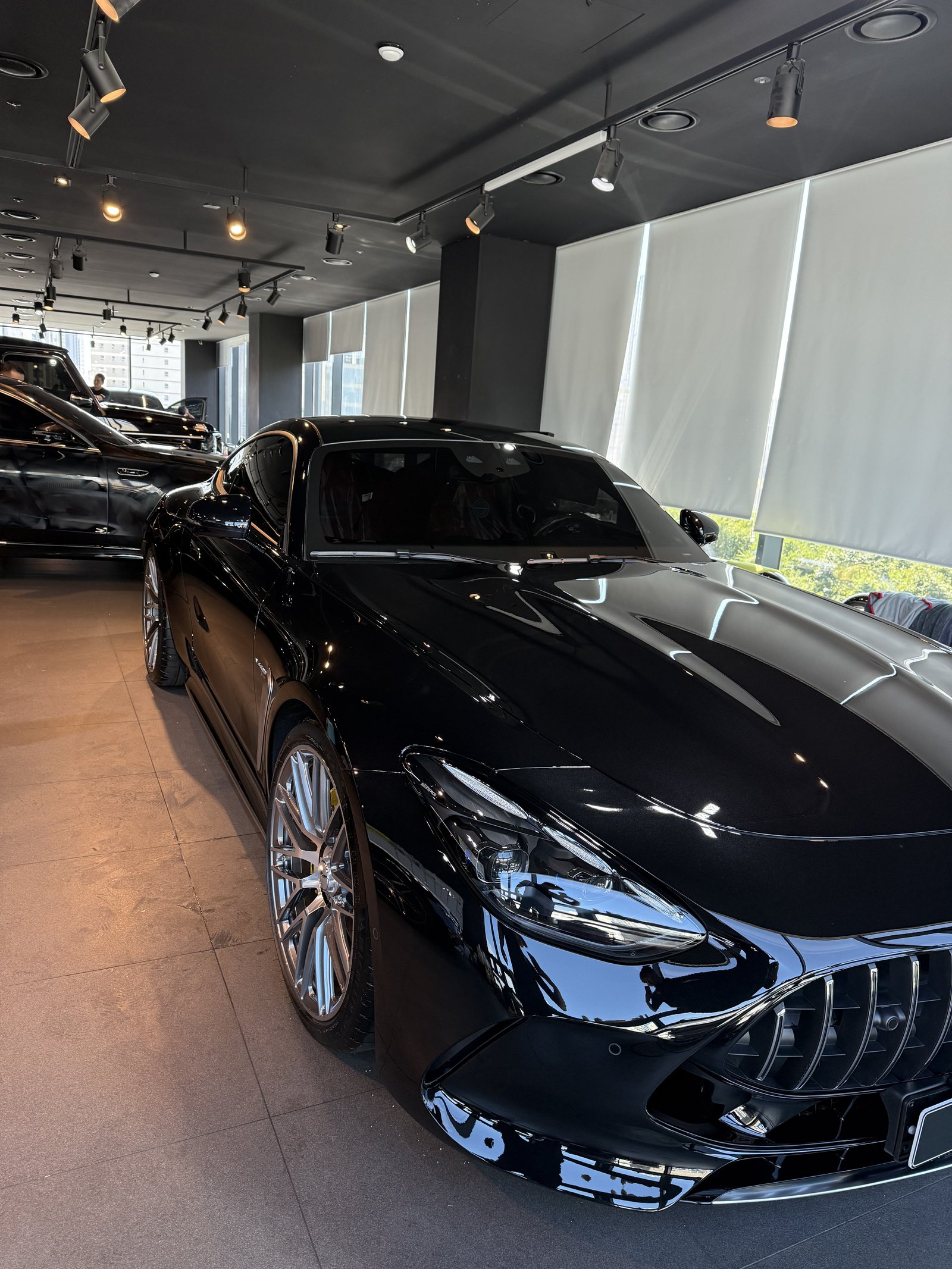 메르세데스-AMG GT55 검정 전측면 - 부산 유리막코팅