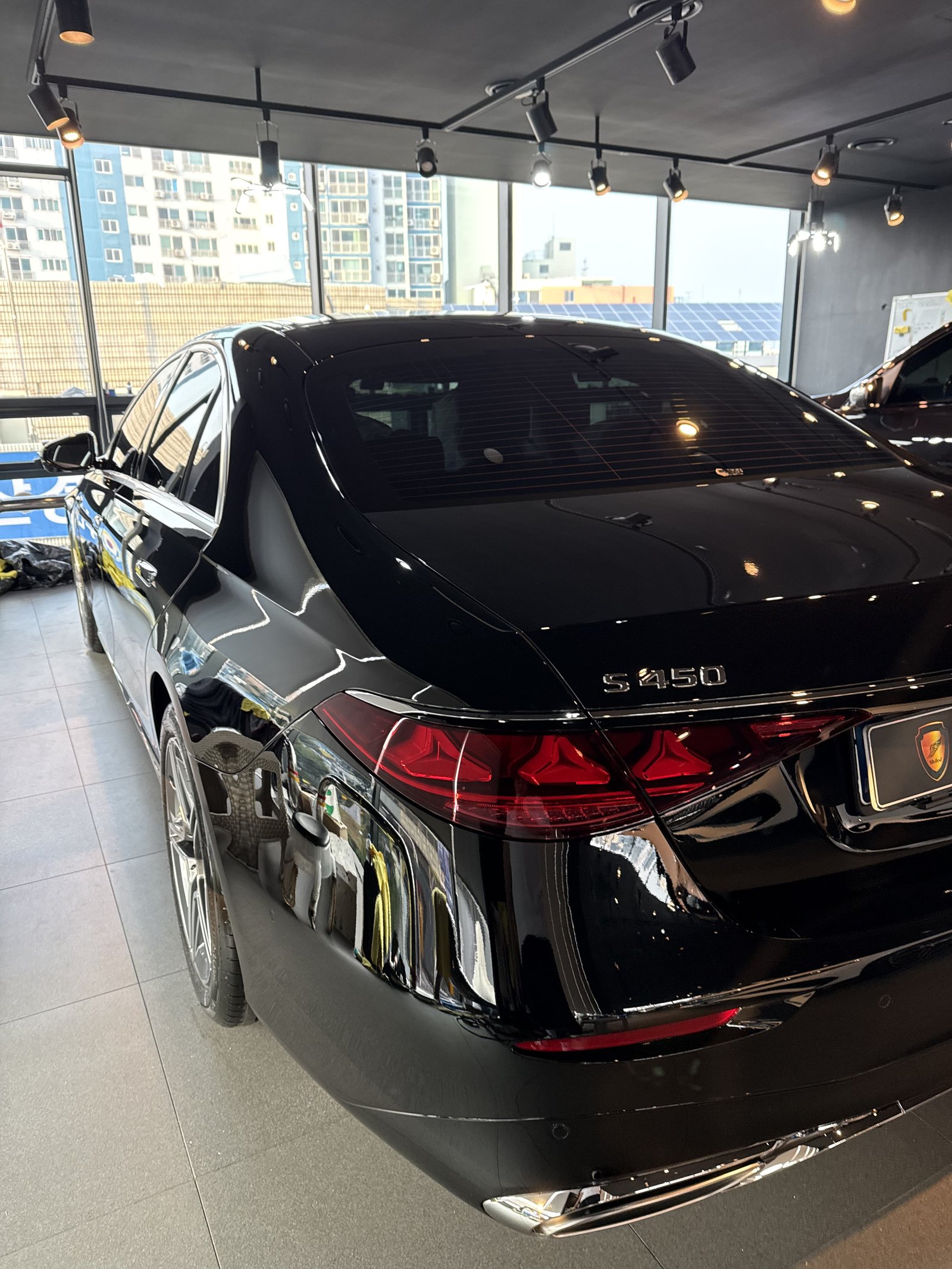 벤츠 S450 검정 신차 매장 전시 - 부산 쉴드광택