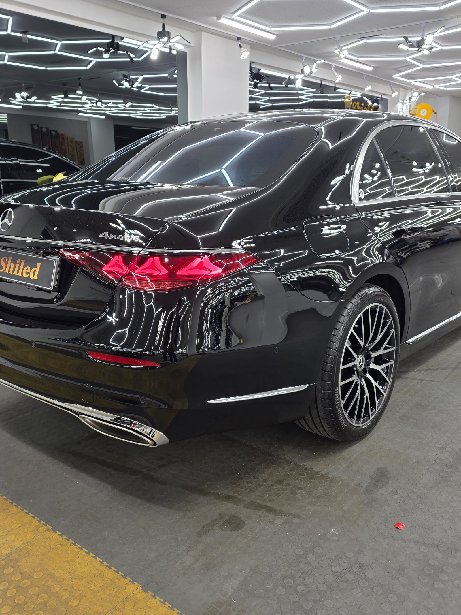 벤츠 S500 검정 신차 매장 전시 - 부산 쉴드광택