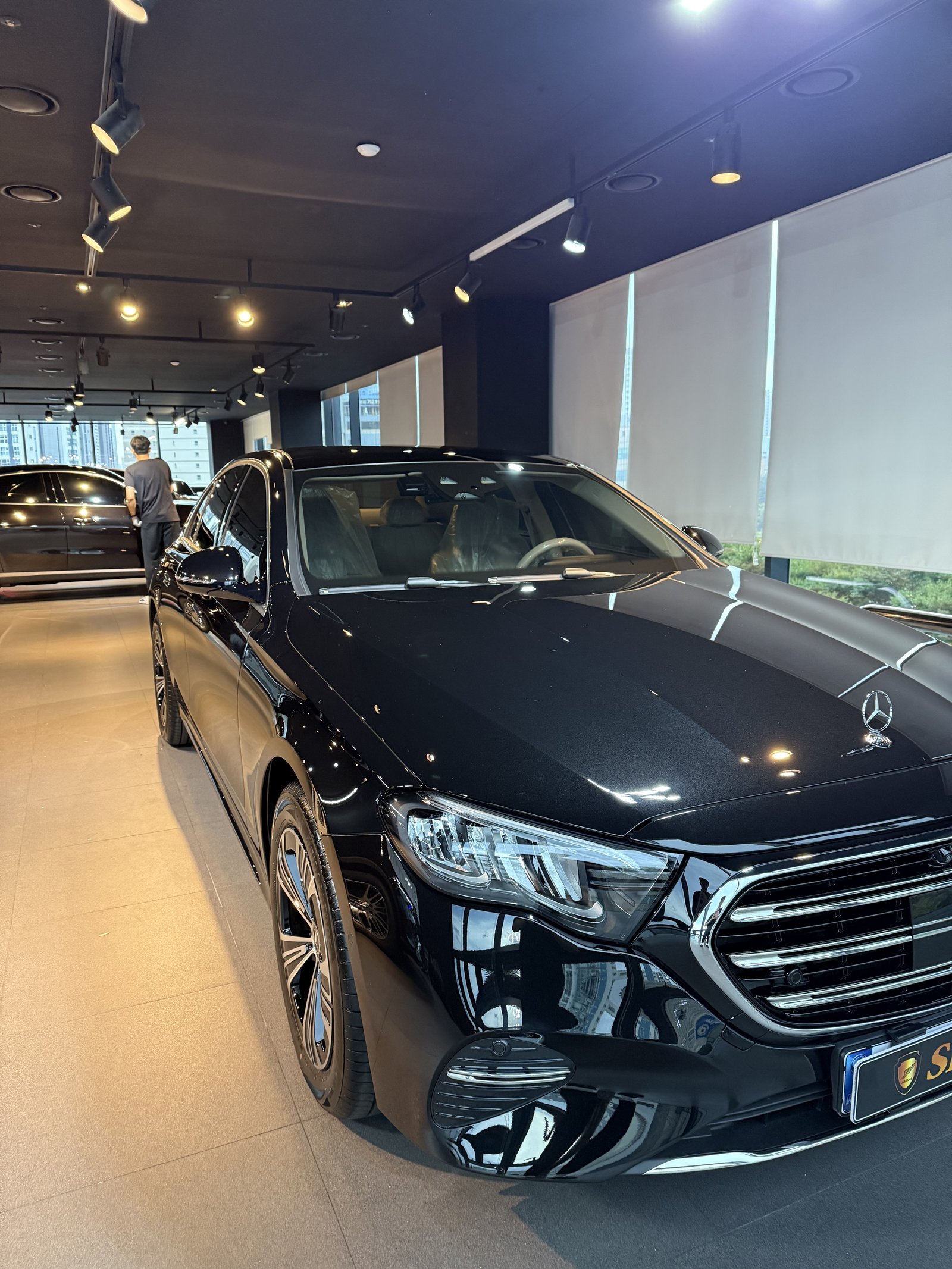 벤츠 E200 검정 전측면 - 부산 유리막코팅