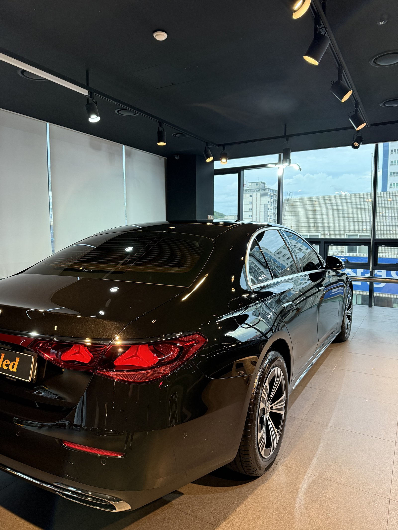 벤츠 E200 검정 신차 후측면 - 부산 쉴드광택 신차코팅