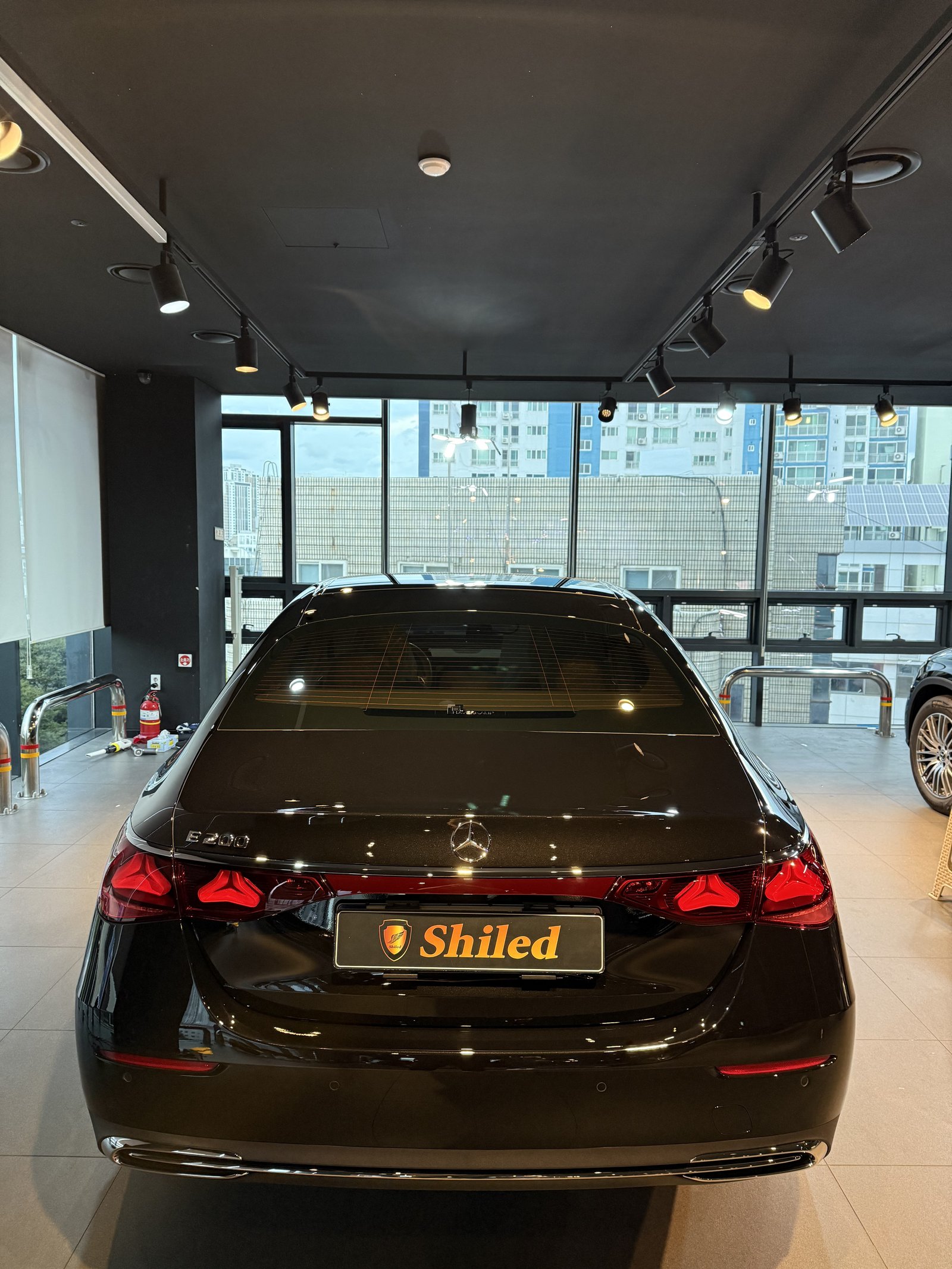 벤츠 E200 검정 신차 전측면 와이드 - 부산 유리막코팅
