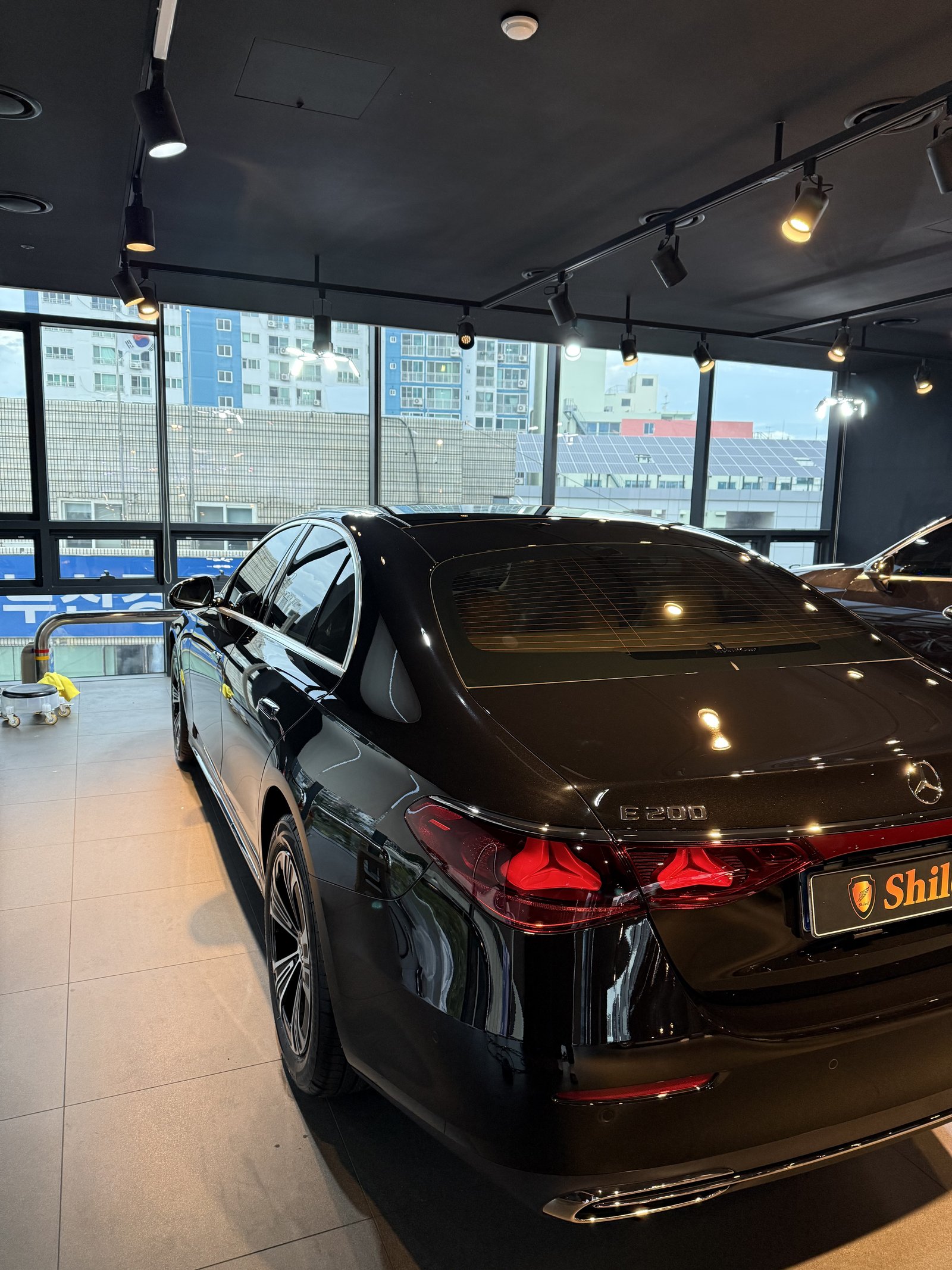 벤츠 E200 검정 신차 매장 전시 - 부산 쉴드광택