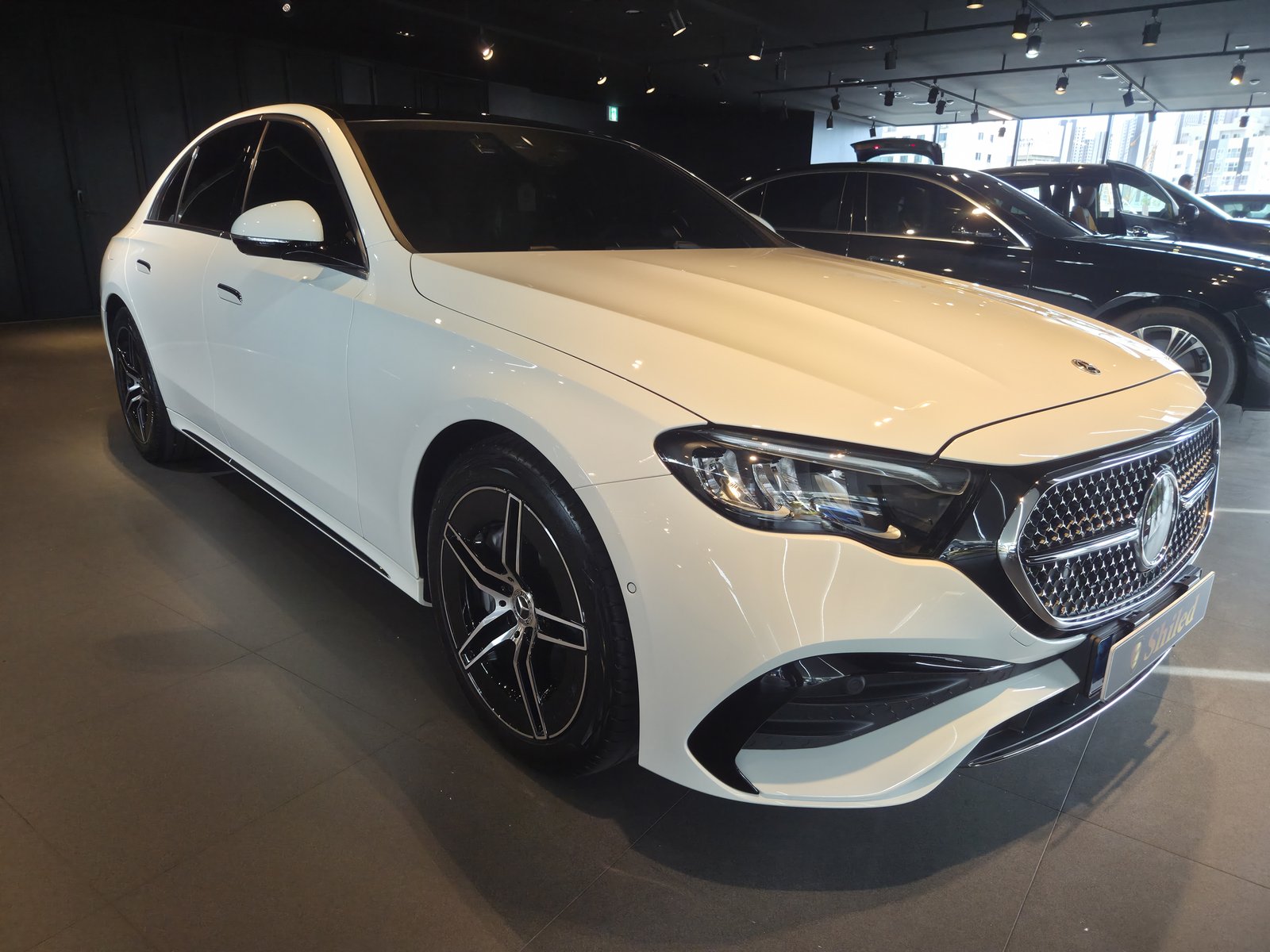 벤츠 E200 백색 전측면 - 부산 유리막코팅