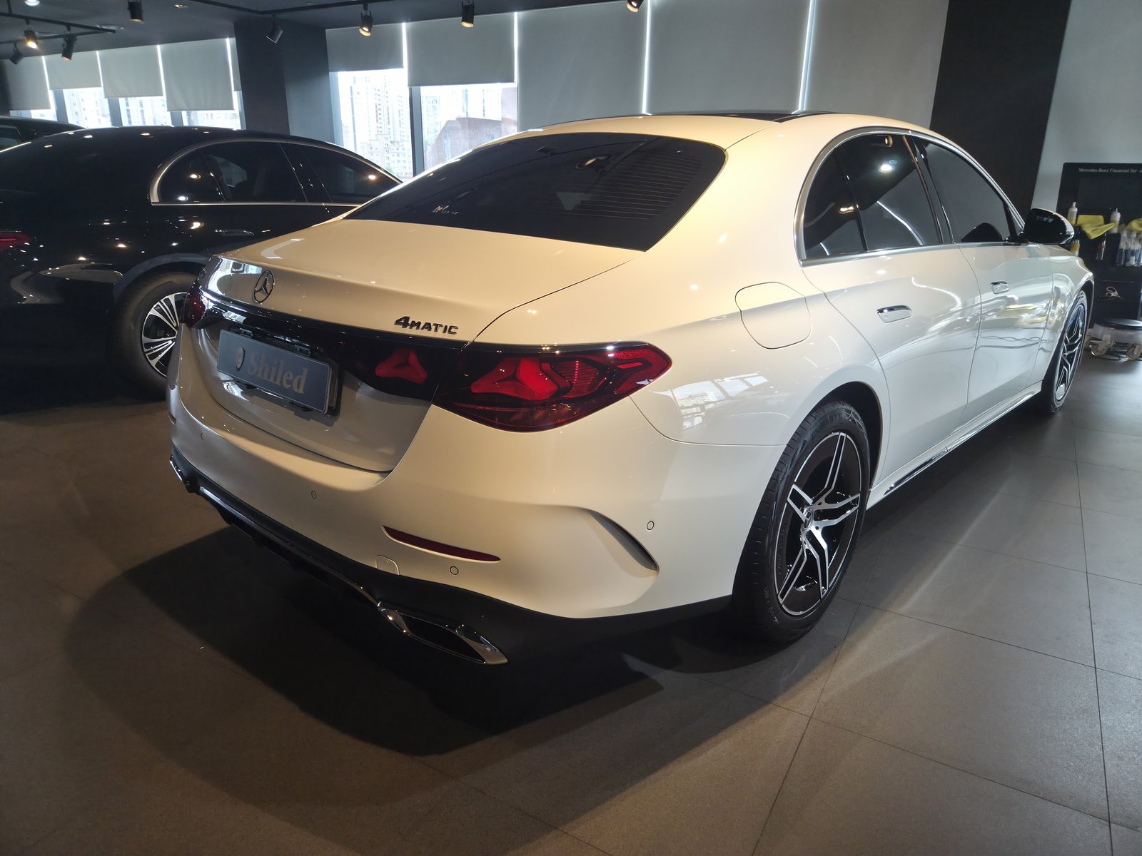 벤츠 E200 백색 신차 후측면 - 부산 쉴드광택 신차코팅