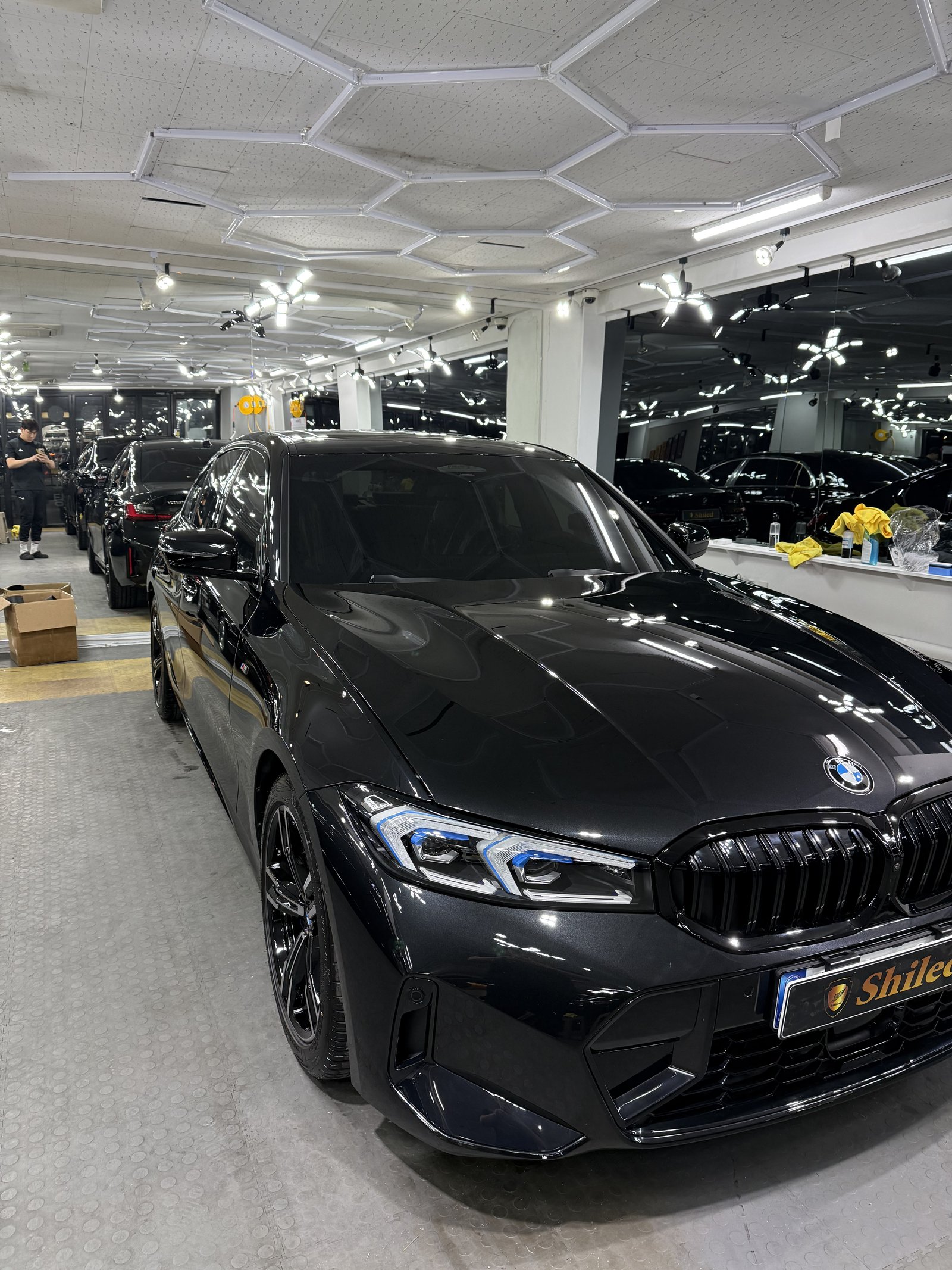BMW 320i 검정 전측면 - 부산 유리막코팅