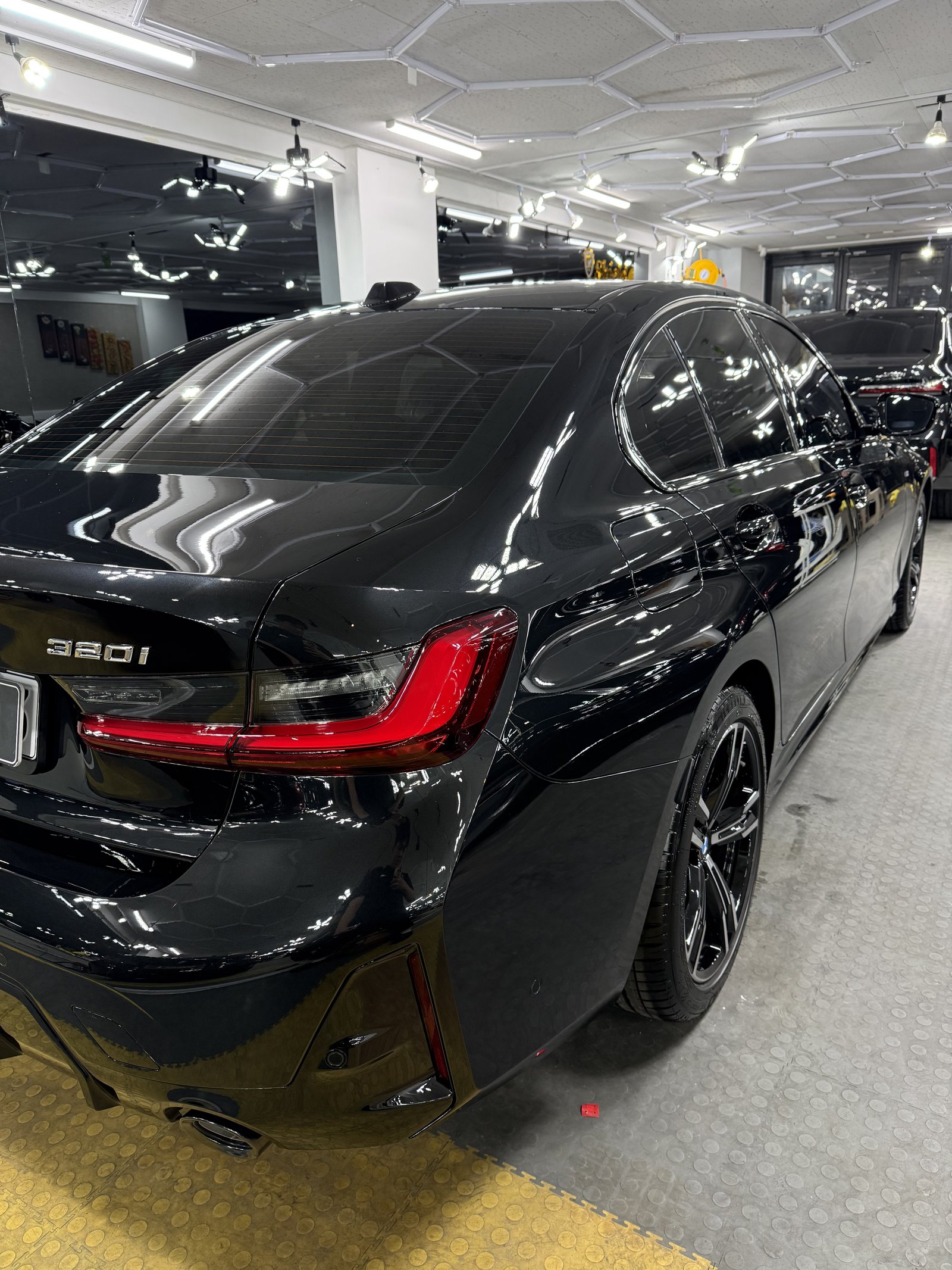 BMW 320i 검정 신차 후측면 - 부산 쉴드광택 신차코팅