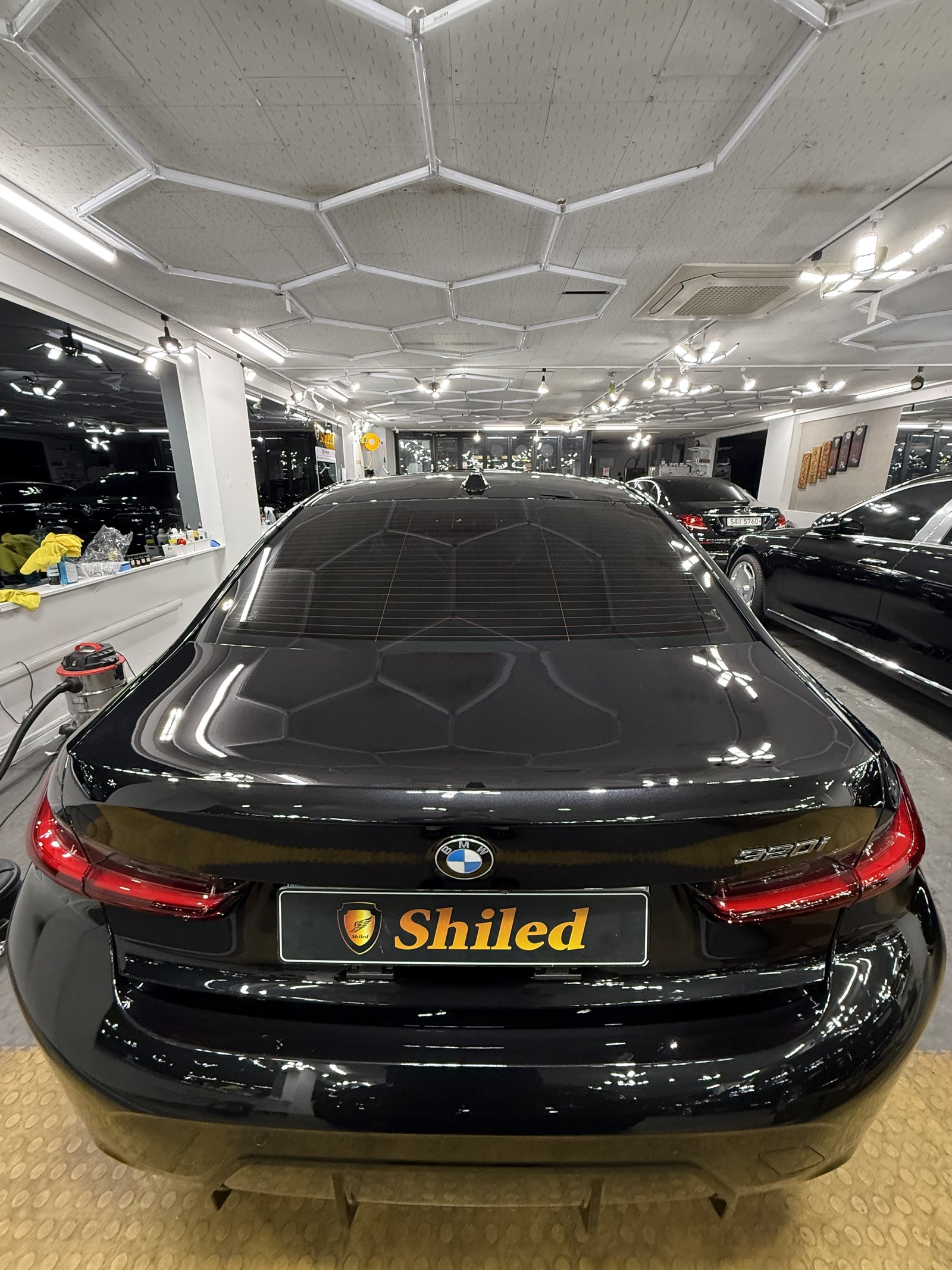 BMW 320i 검정 신차 전측면 와이드 - 부산 유리막코팅