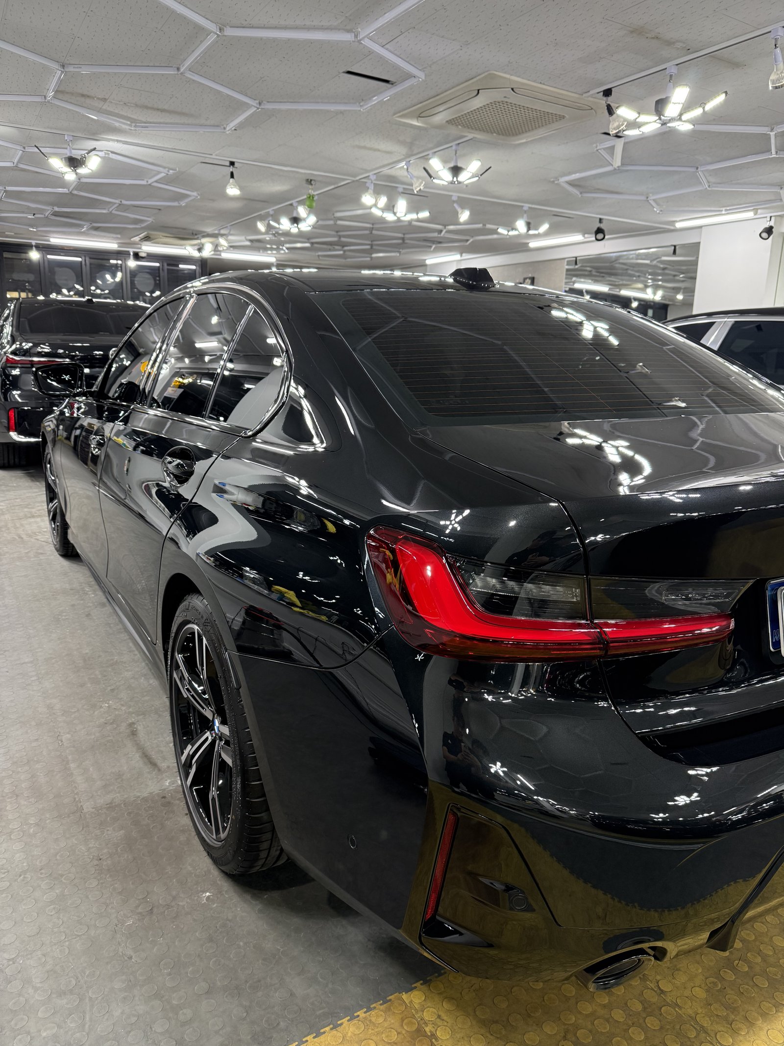BMW 320i 검정 신차 매장 전시 - 부산 쉴드광택