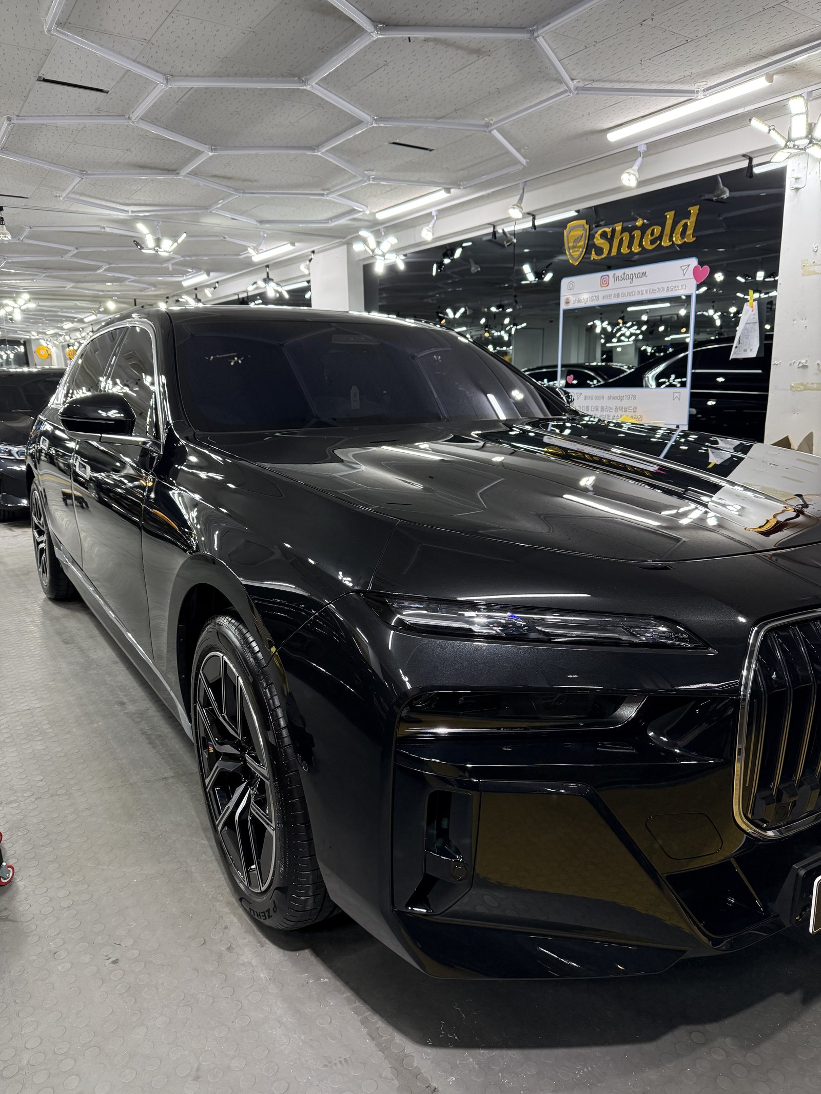 BMW 740i 검정 전측면 - 부산 유리막코팅