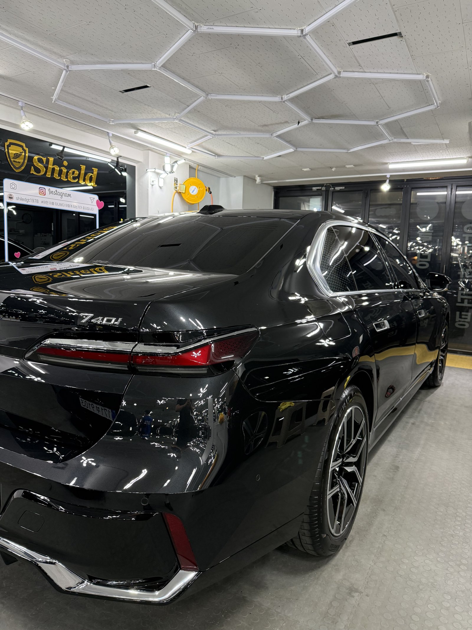 BMW 740i 검정 신차 후측면 - 부산 쉴드광택 신차코팅
