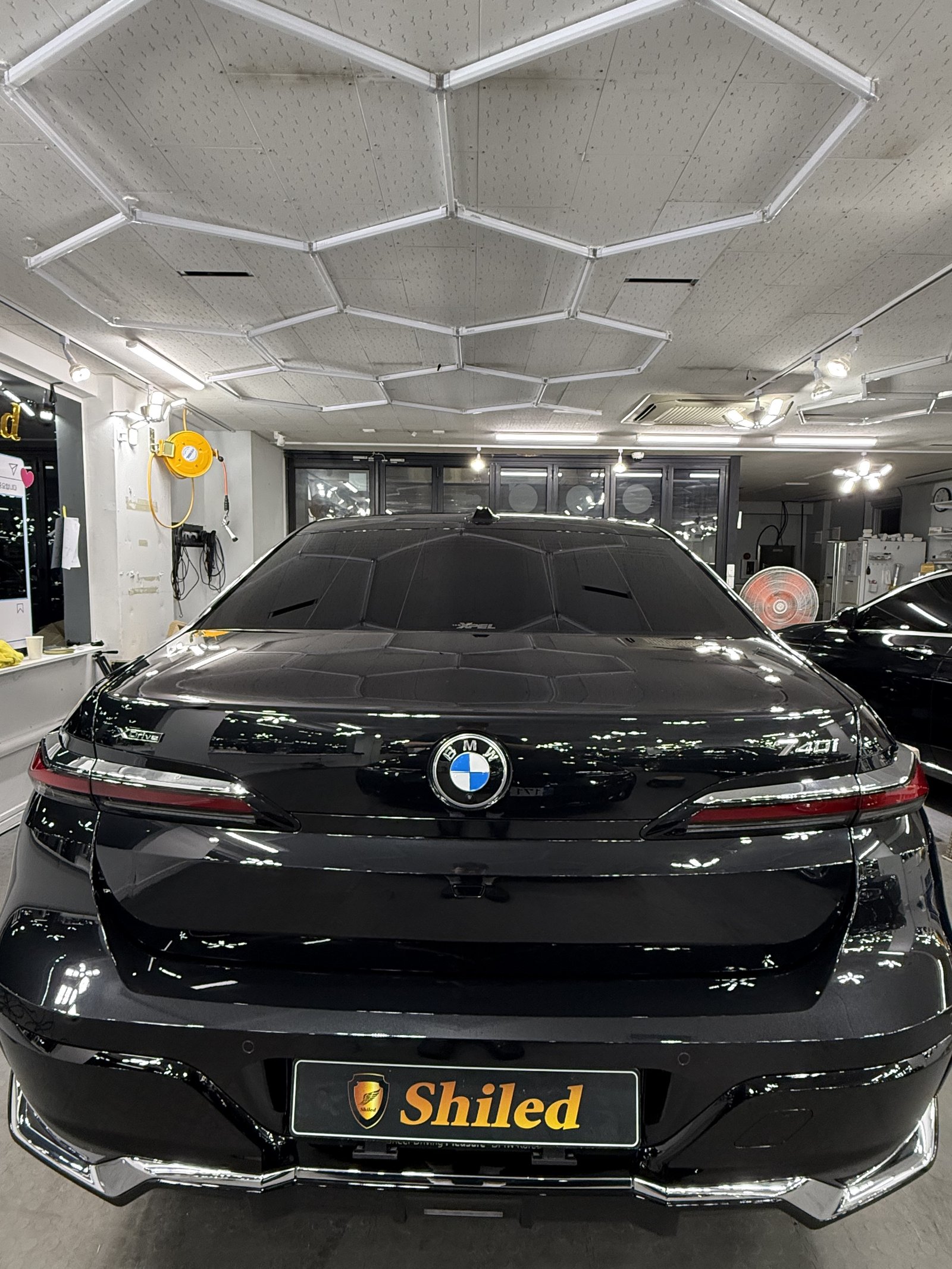 BMW 740i 검정 신차 전측면 와이드 - 부산 유리막코팅