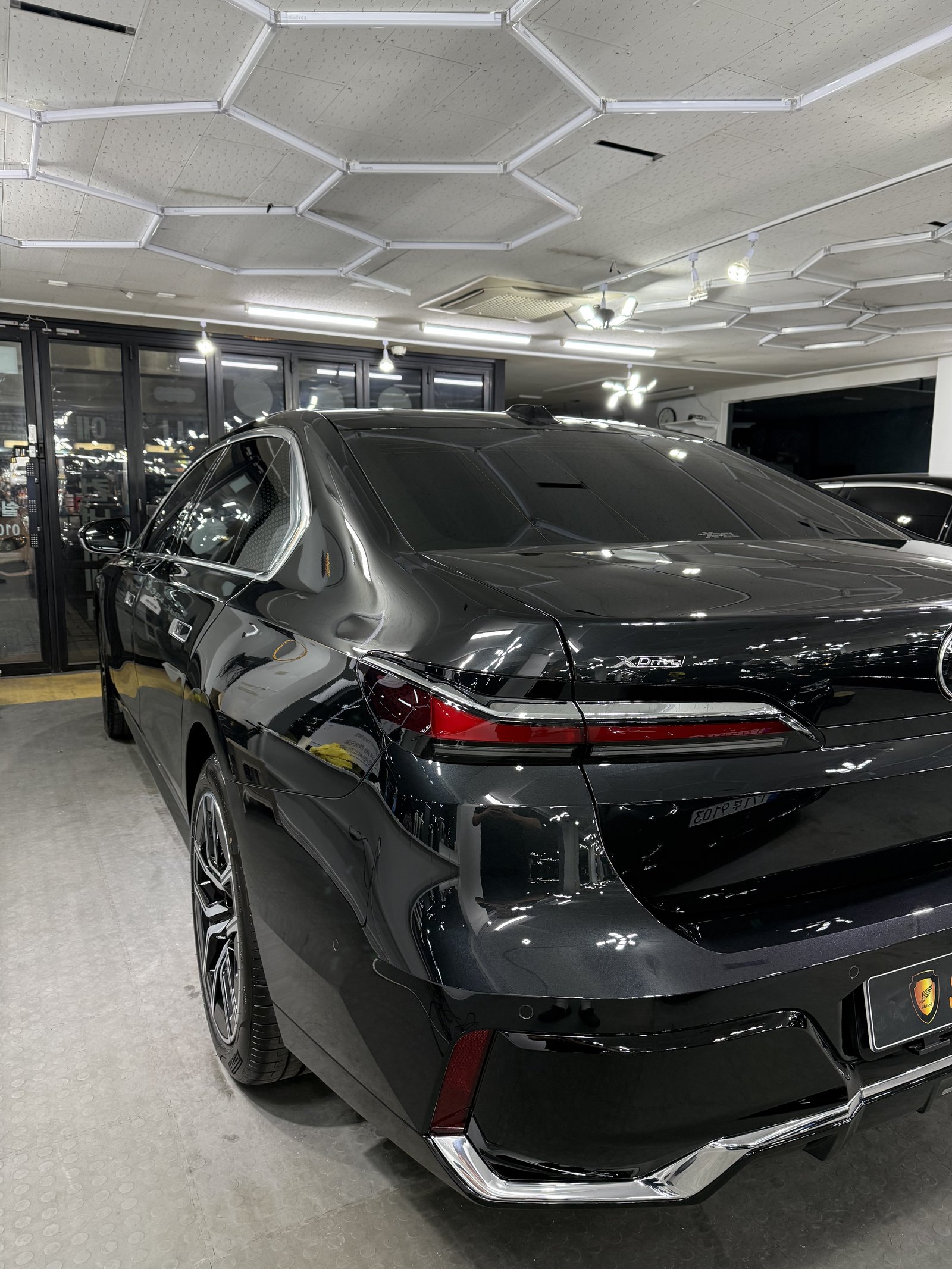 BMW 740i 검정 신차 매장 전시 - 부산 쉴드광택