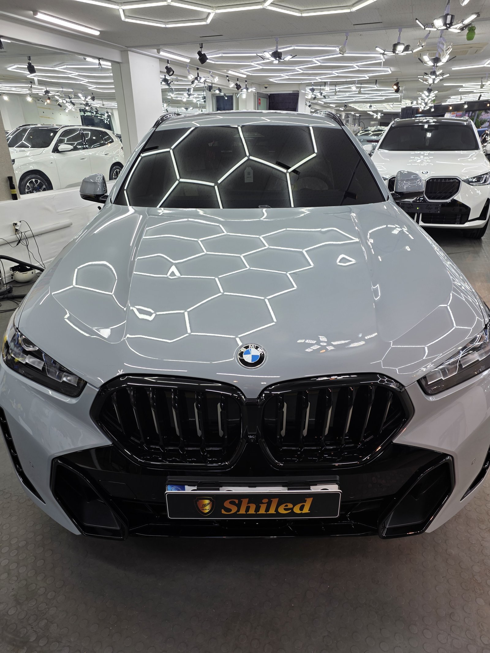 BMW X6 그레이 전측면 글로시 - 부산 유리막코팅