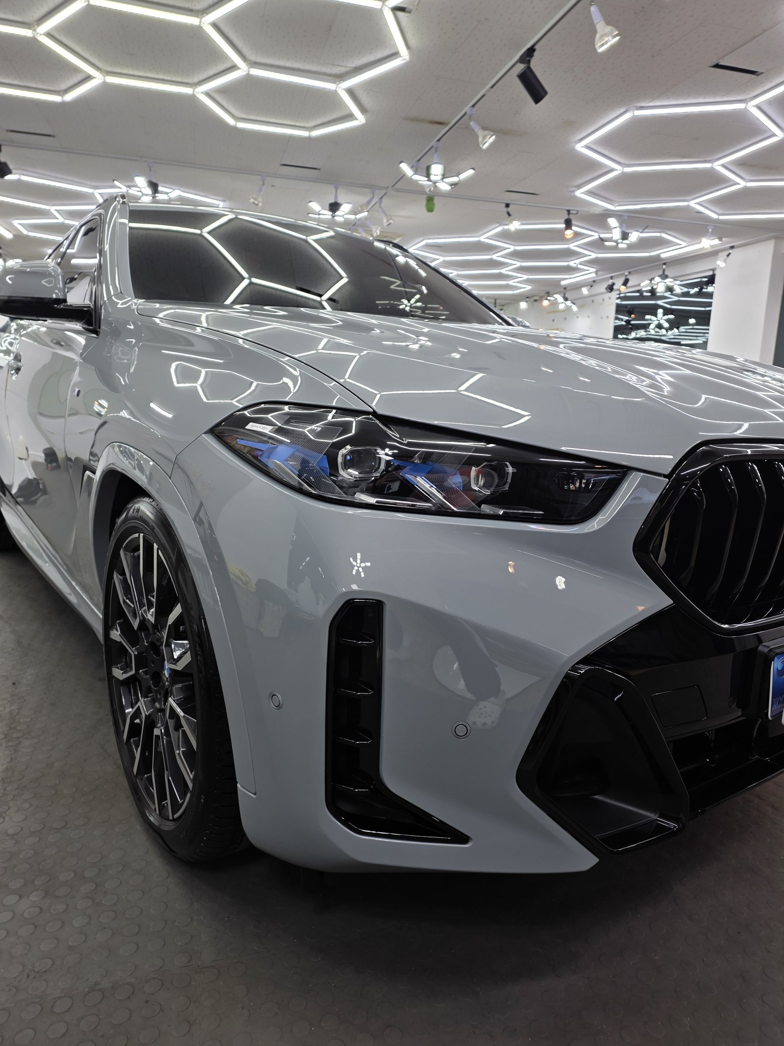 BMW X6 그레이 신차 전측면 - 부산 쉴드광택 신차코팅