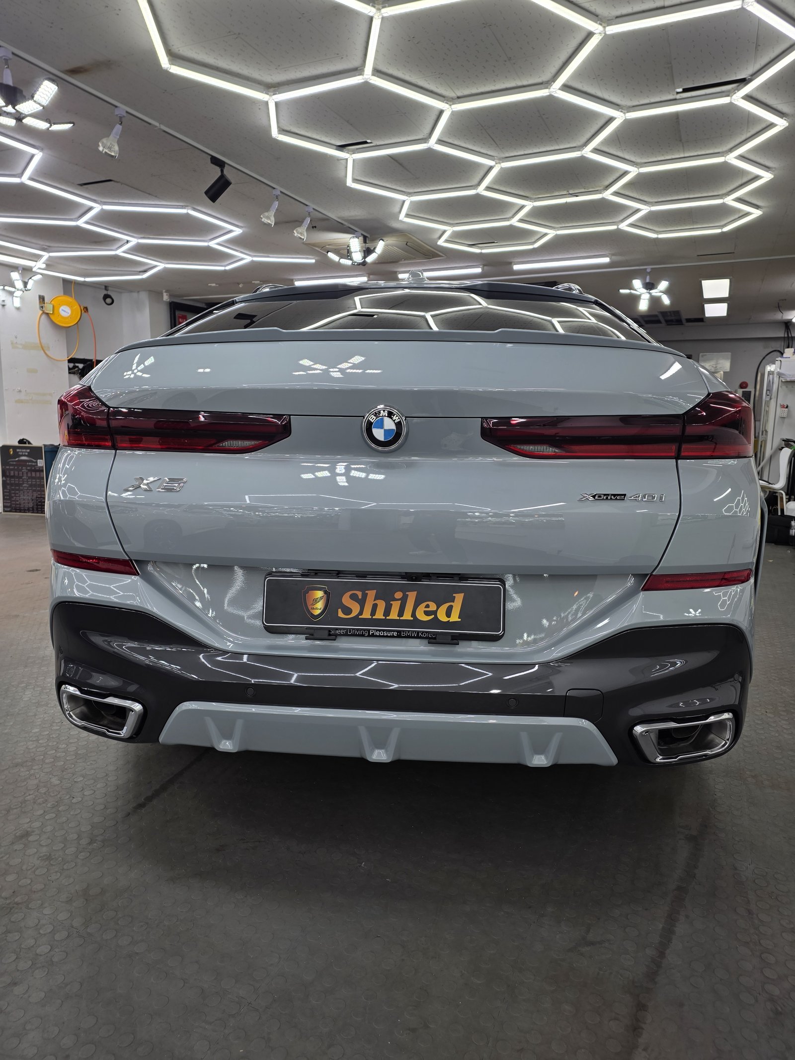 BMW X6 그레이 신차 후면 - 부산 쉴드광택 신차코팅