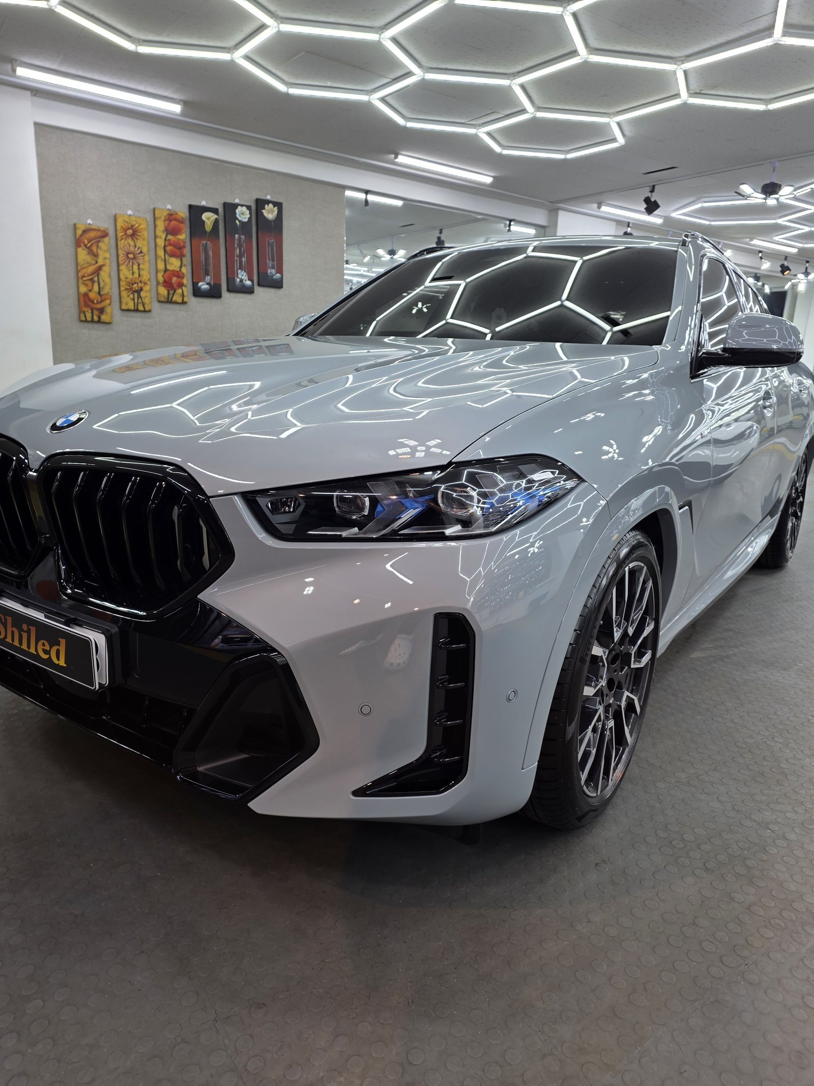 BMW X6 그레이 신차 전측면 - 부산 유리막코팅