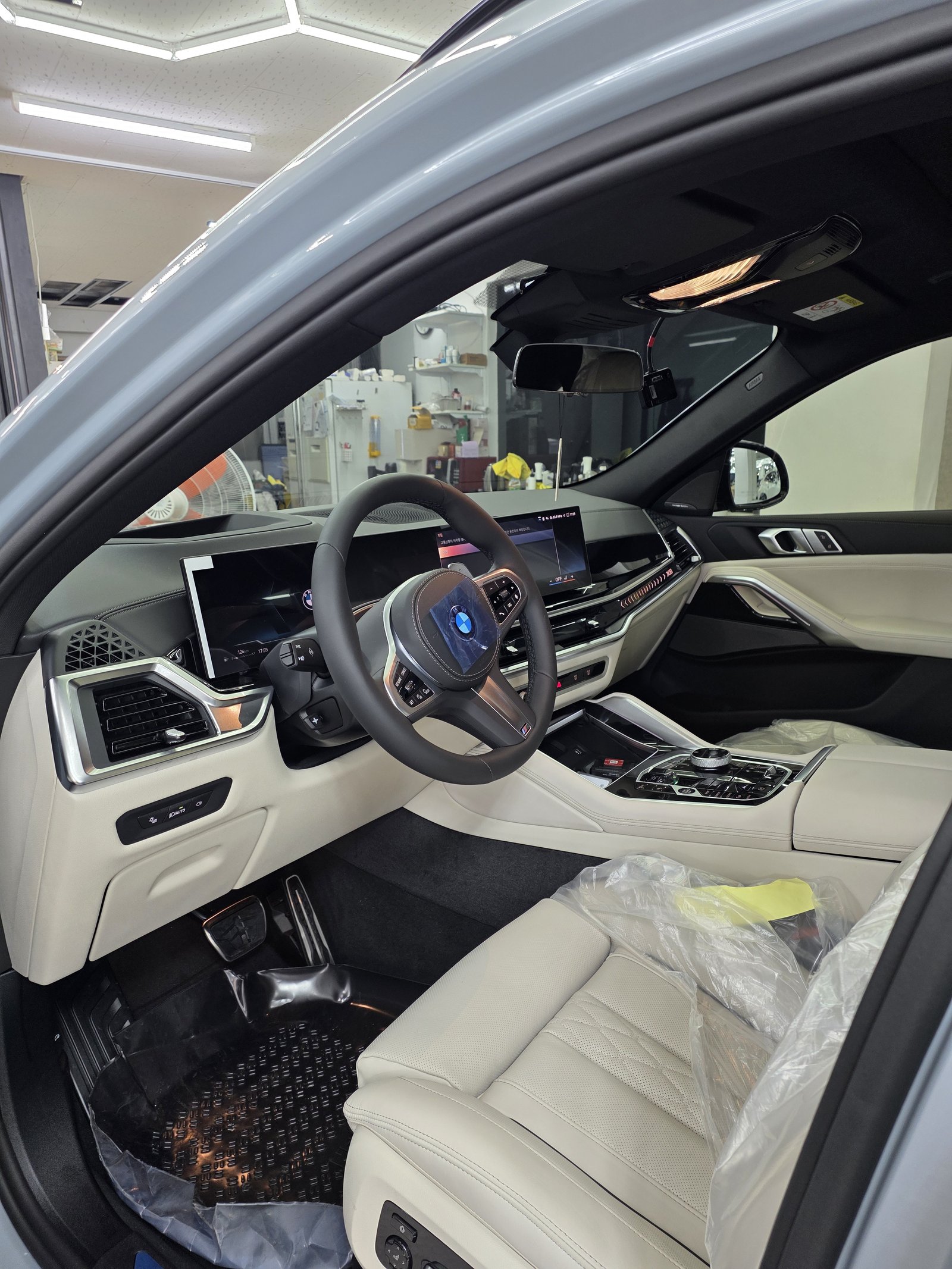 BMW X6 신차 실내 조수석 - 출고 전 컨디션