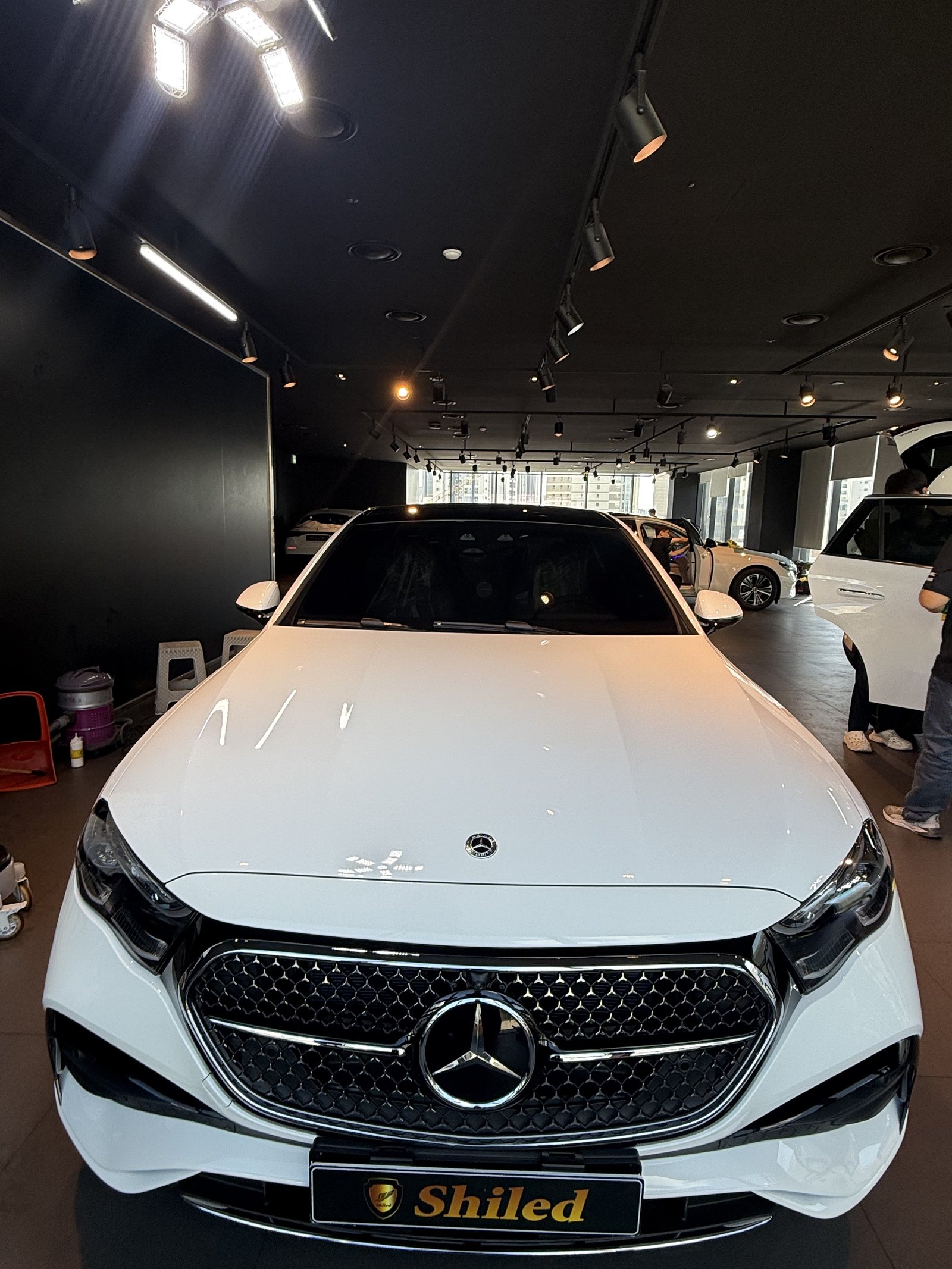 벤츠 E300 백색 신차 F5 유리막코팅 정면 - 부산 쉴드광택
