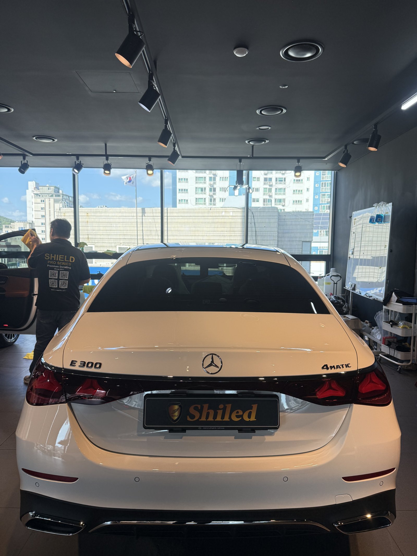 벤츠 E300 백색 신차 후면 - 부산 쉴드광택 신차코팅