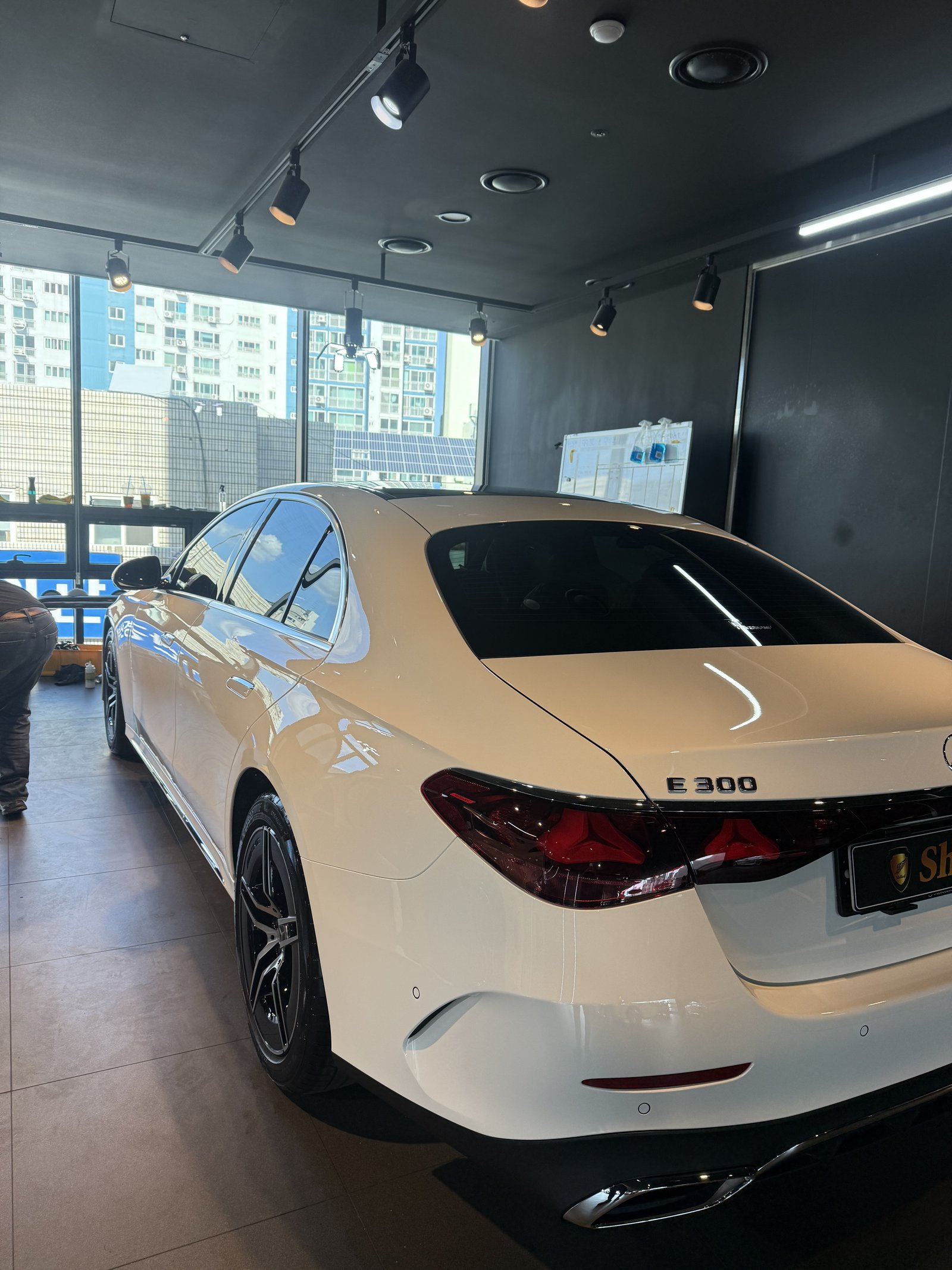 벤츠 E300 백색 신차 측후면 광택 - 부산 유리막코팅