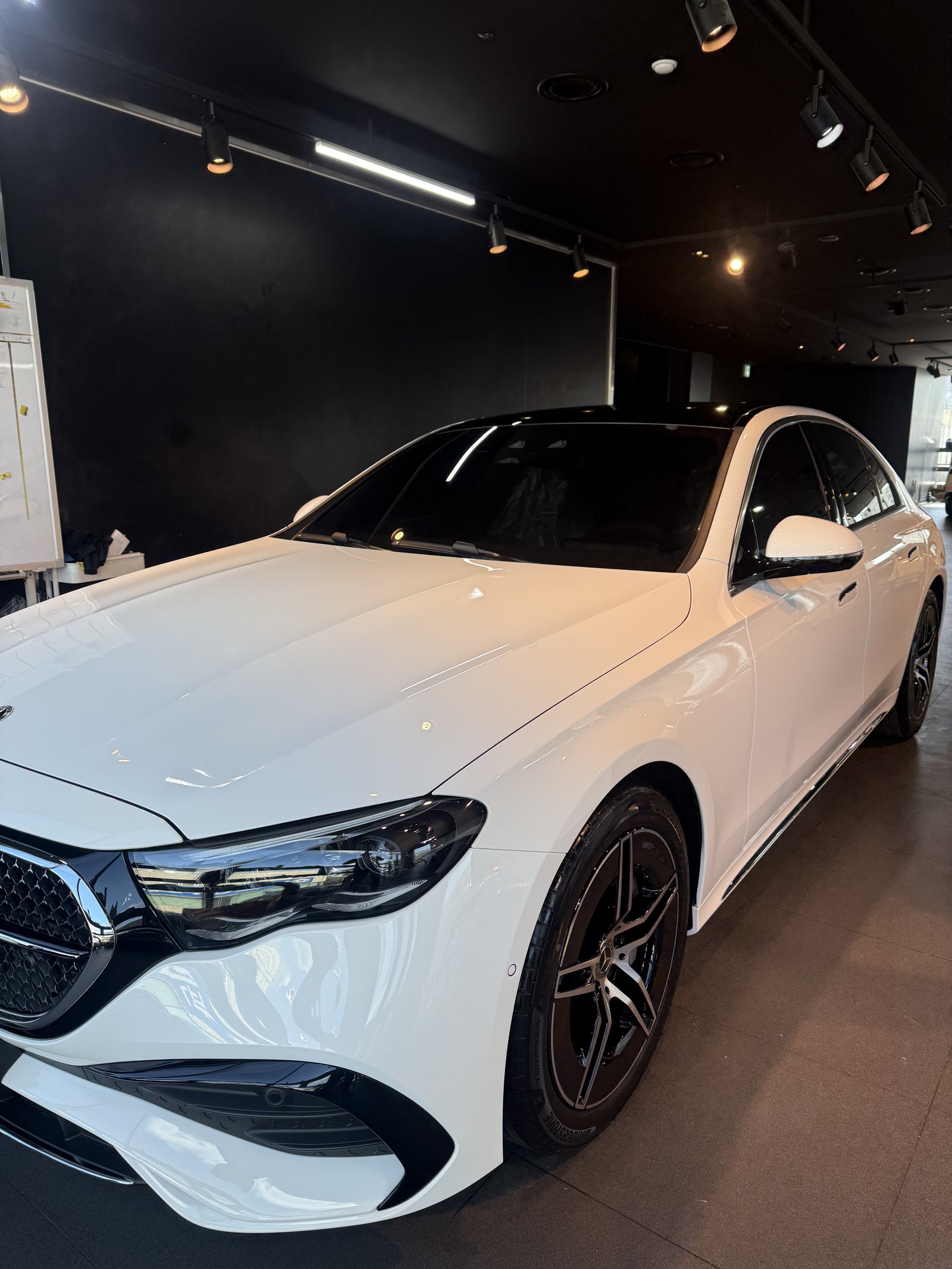 벤츠 E300 백색 신차 전측면 반사 - F5 코팅