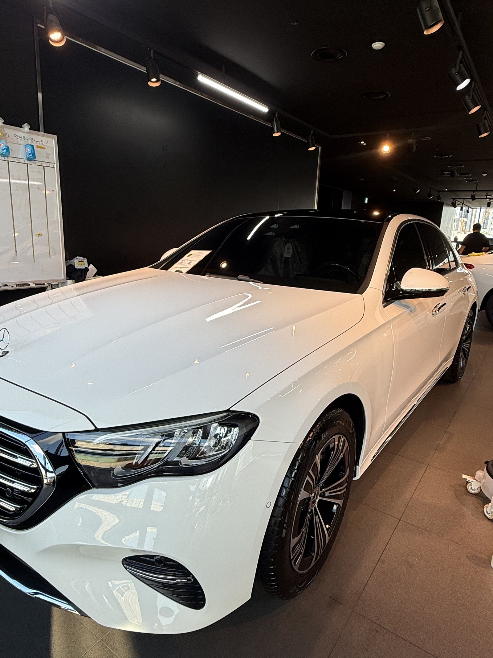 벤츠 E200 백색 신차 전측면 반사 - F5 코팅