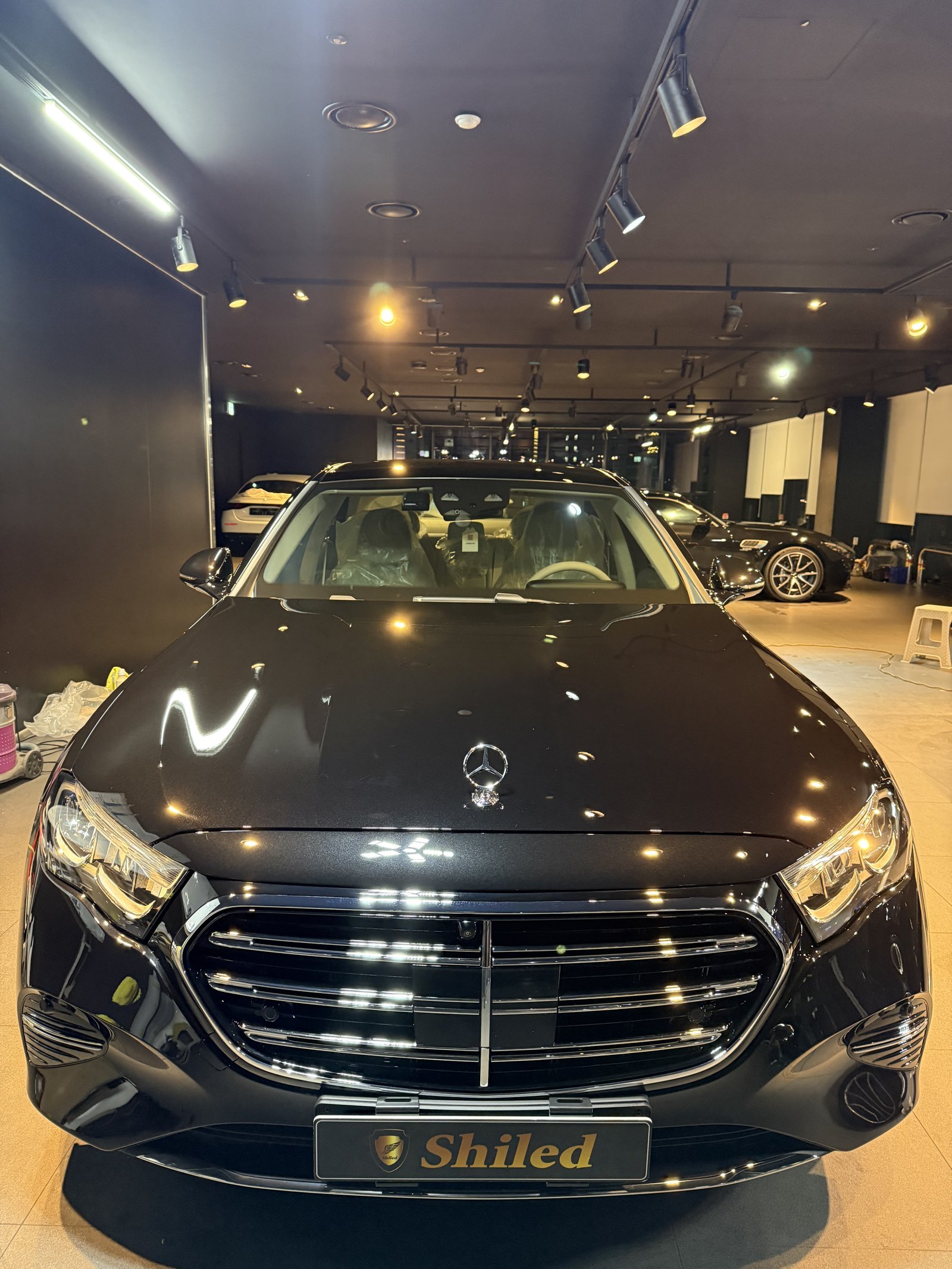벤츠 E200 EX 검정 신차 F5 유리막코팅 정면 - 부산 쉴드광택