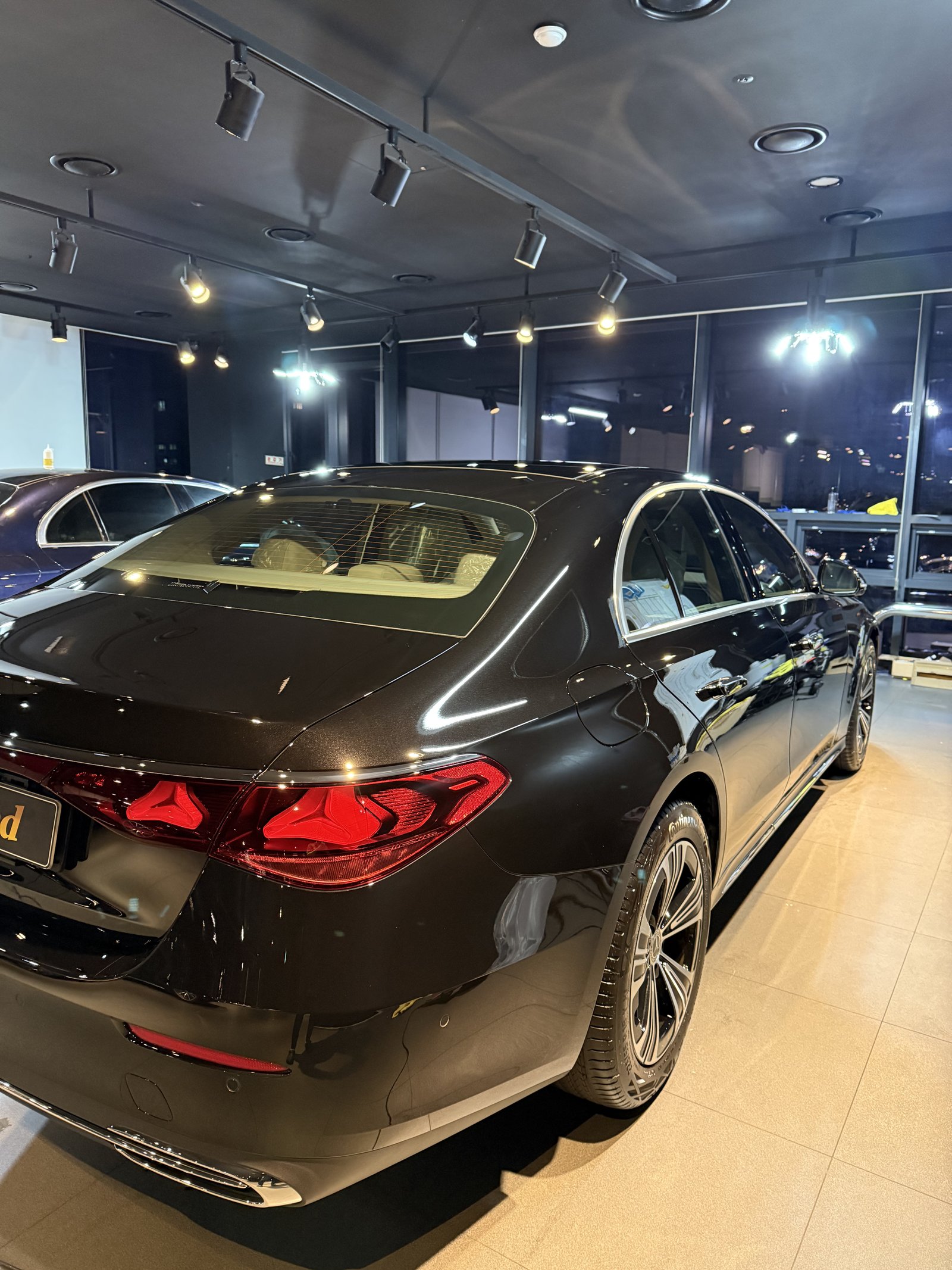 벤츠 E200 EX 검정 신차 후측면 - 출고 전 F5 코팅