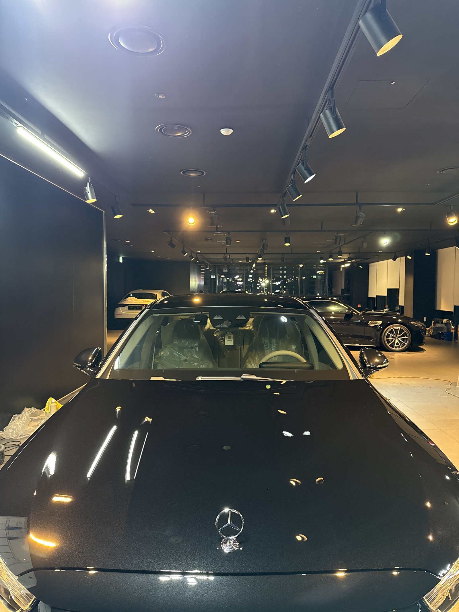 벤츠 E200 EX 검정 신차 보닛 반사 - 출고 전 유리막코팅