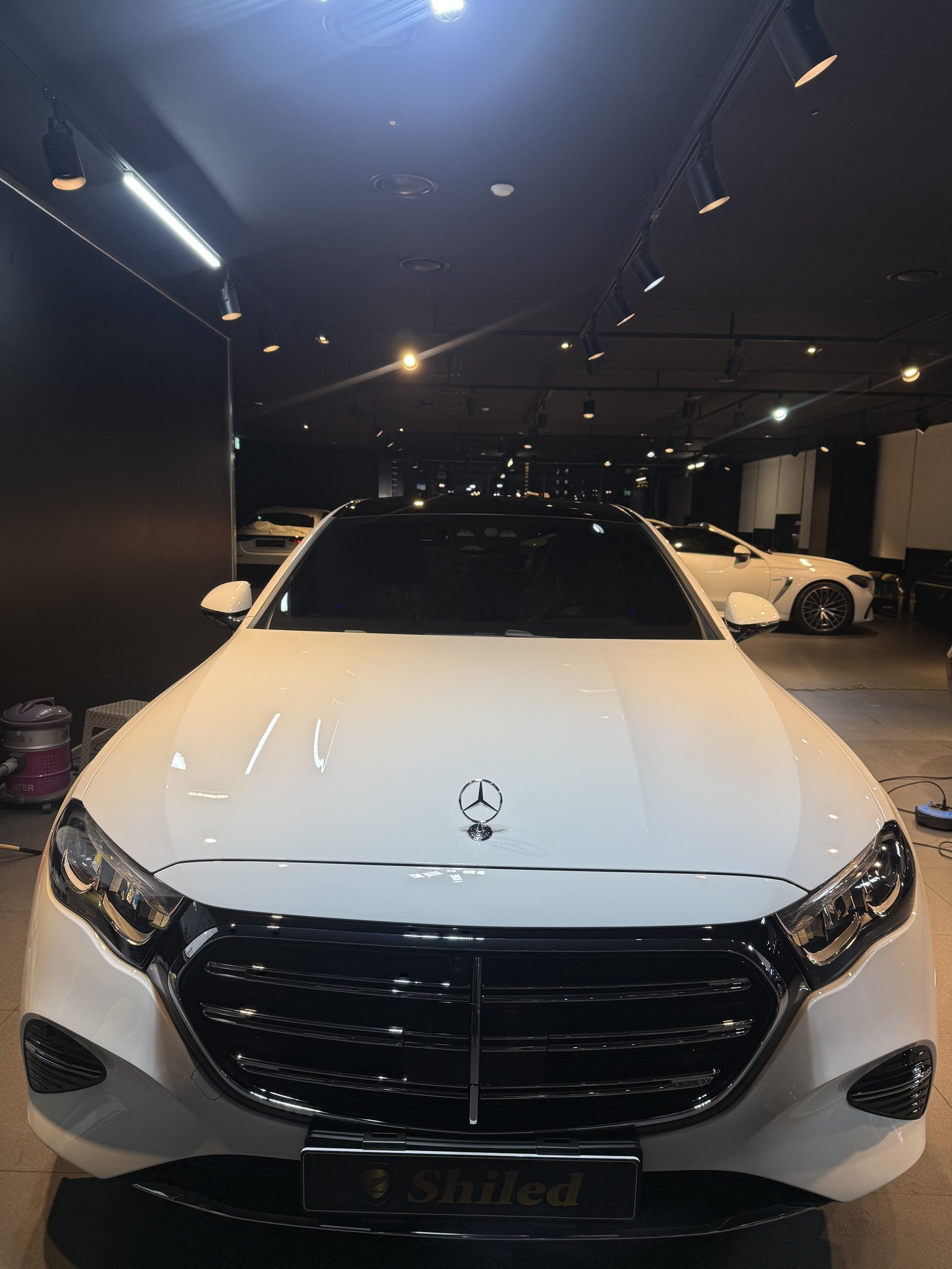 벤츠 E200 EX 백색 신차 F5 유리막코팅 정면 - 부산 쉴드광택