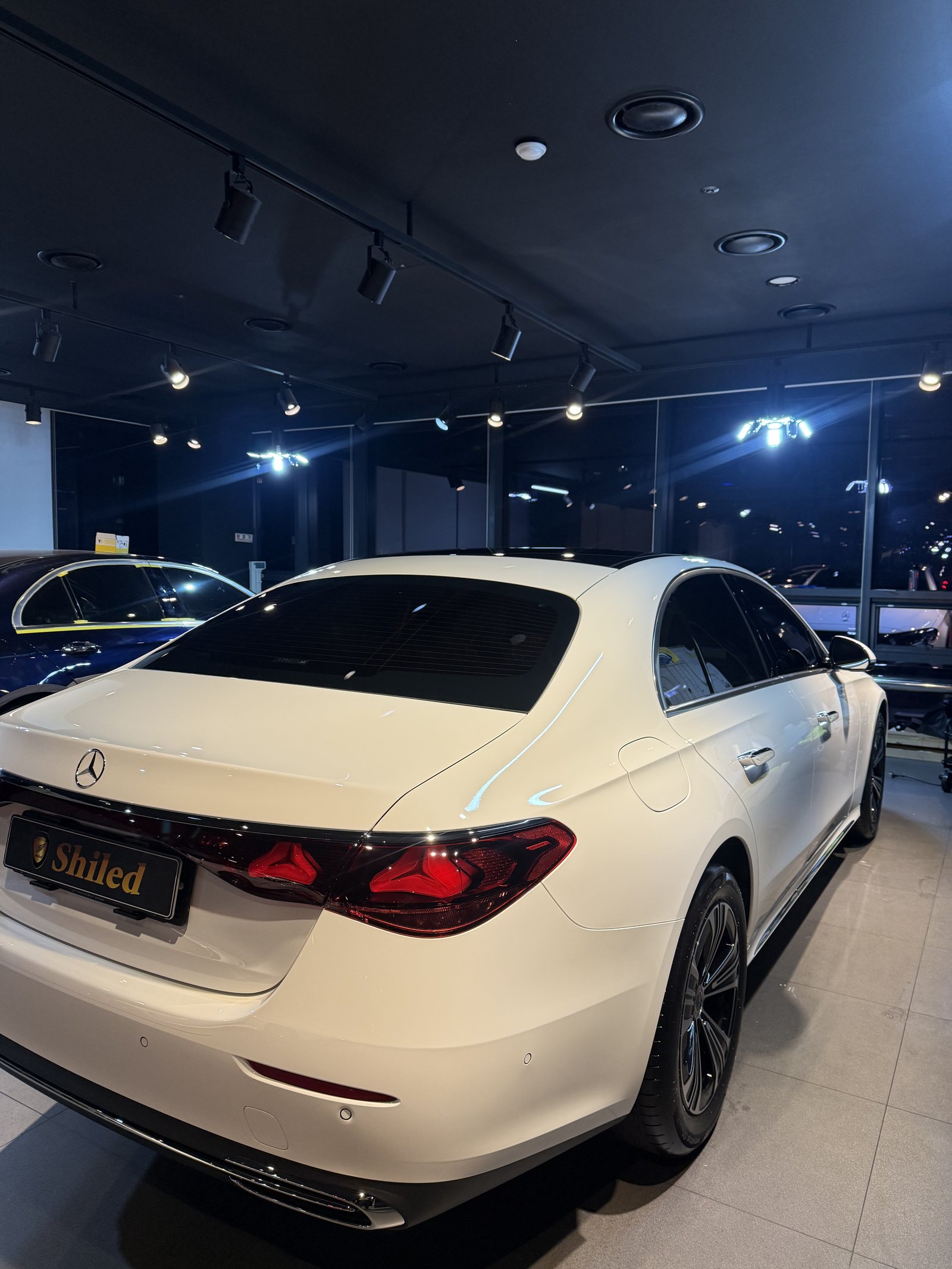 벤츠 E200 EX 백색 신차 후측면 - 출고 전 F5 코팅