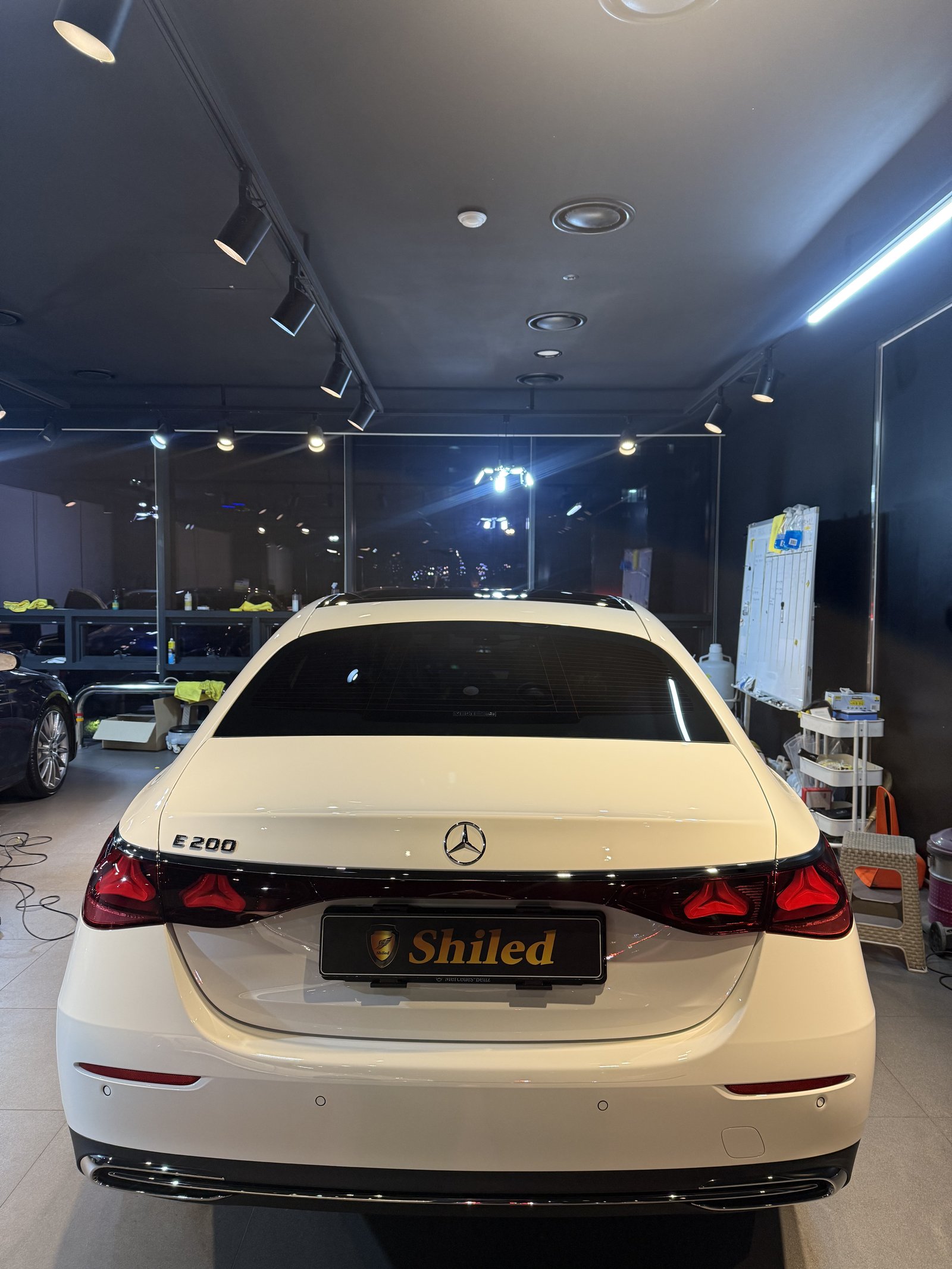 벤츠 E200 EX 백색 신차 후면 - 부산 쉴드광택 신차코팅