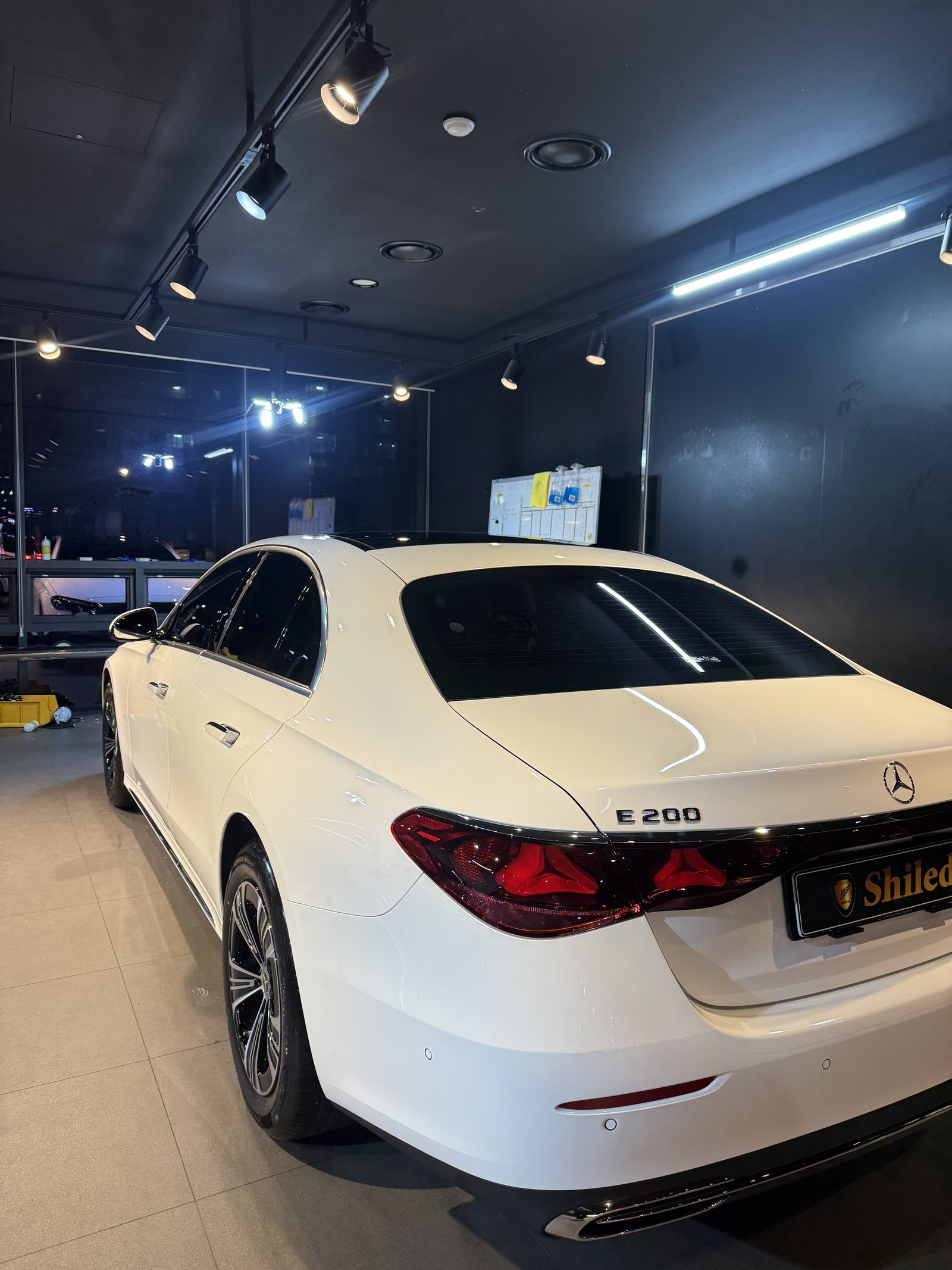 벤츠 E200 EX 백색 신차 측후면 광택 - 부산 유리막코팅