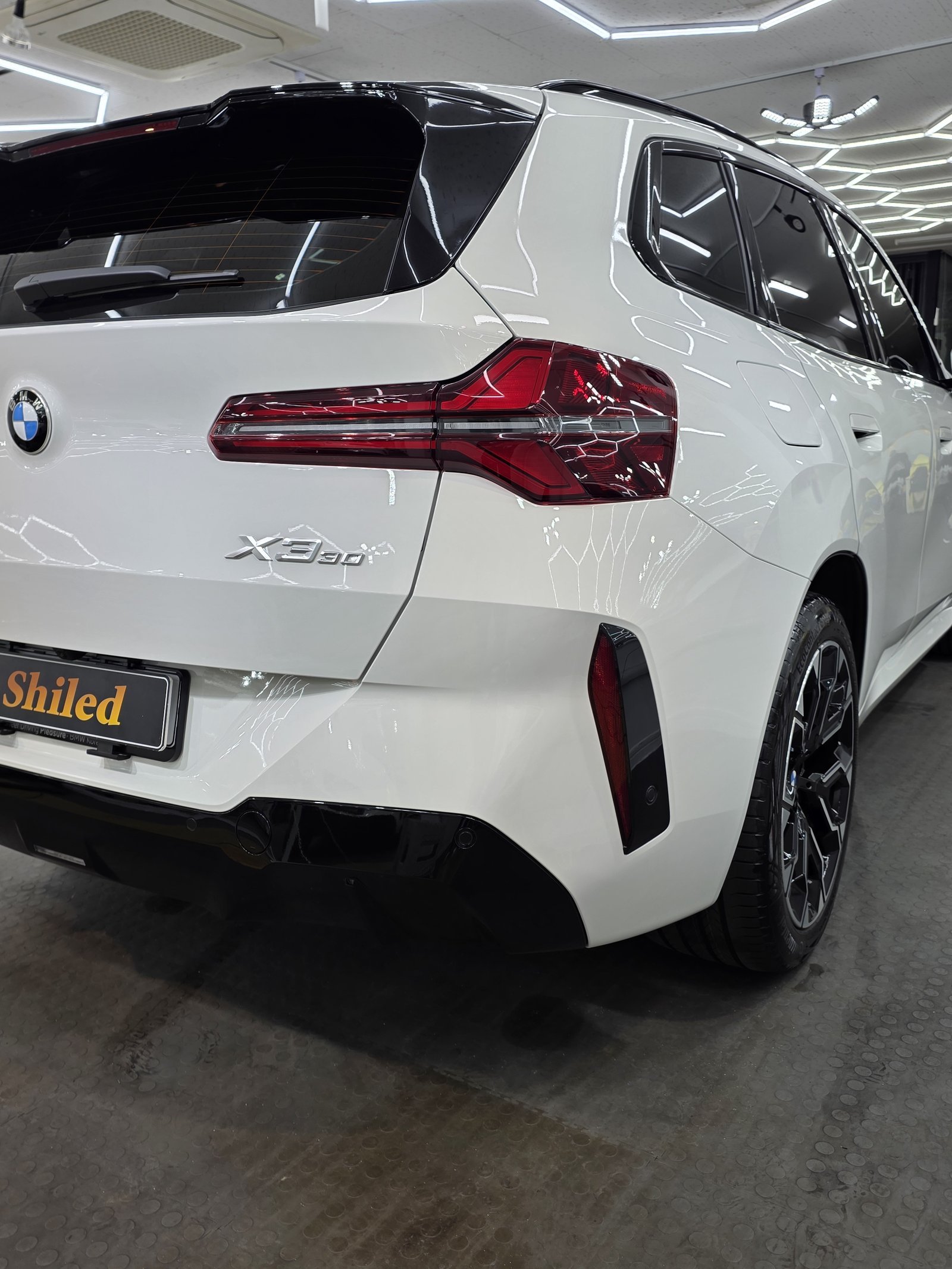 BMW X3 30d 백색 신차 후면 - 부산 쉴드광택 신차코팅