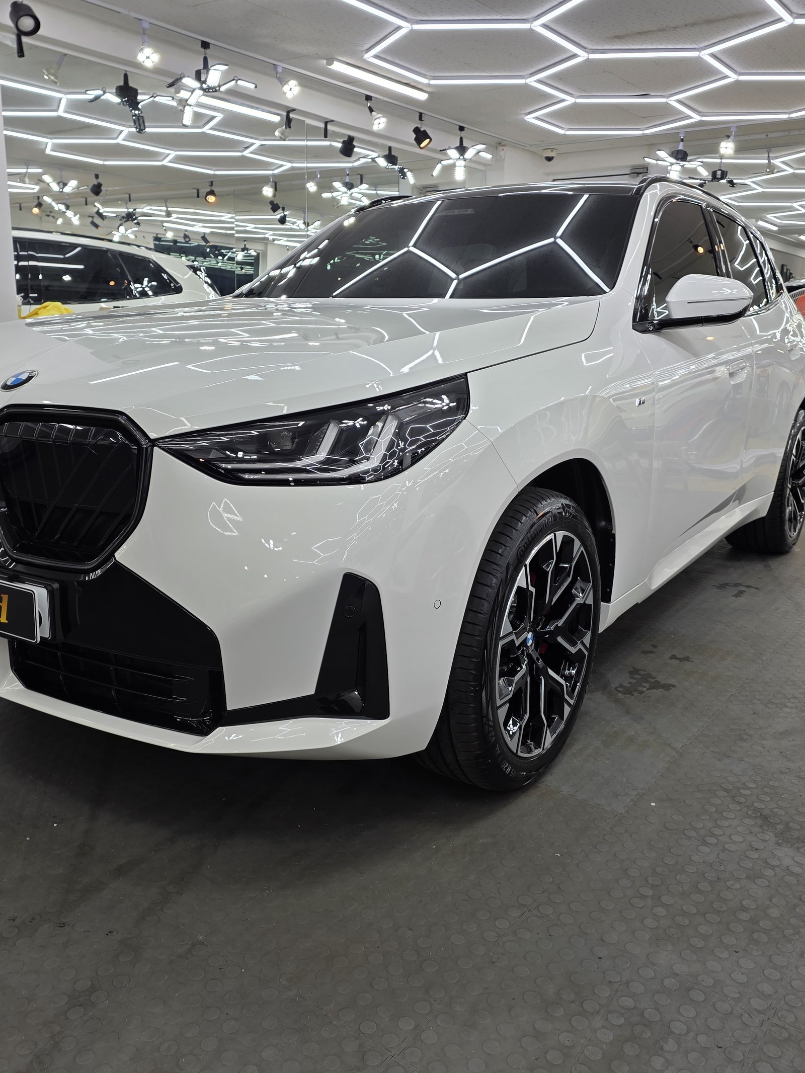 BMW X3 30d 백색 신차 보닛 반사 - 출고 전 유리막코팅
