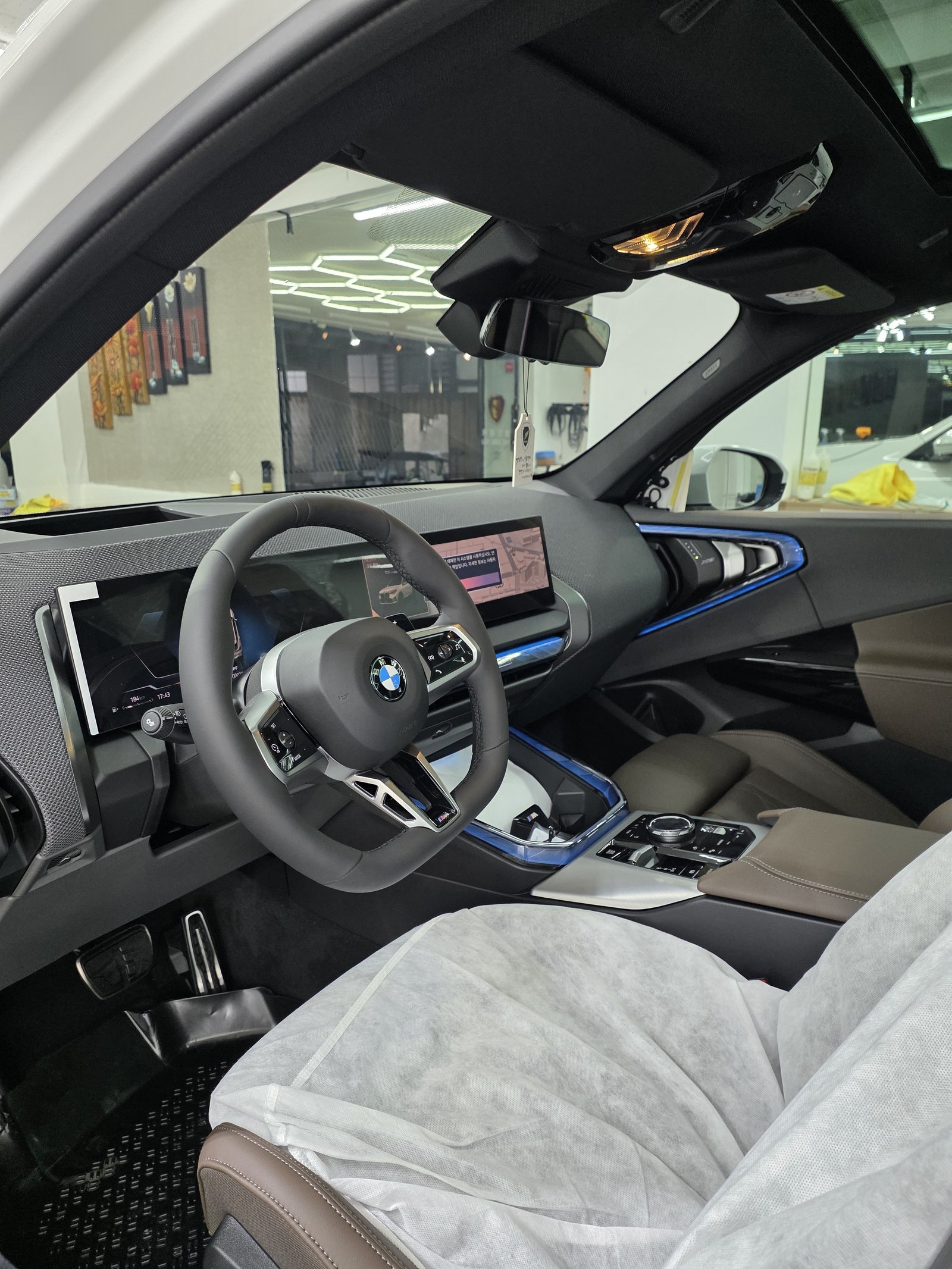 BMW X3 30d 백색 신차 실내 운전석 - 출고 전 컨디션