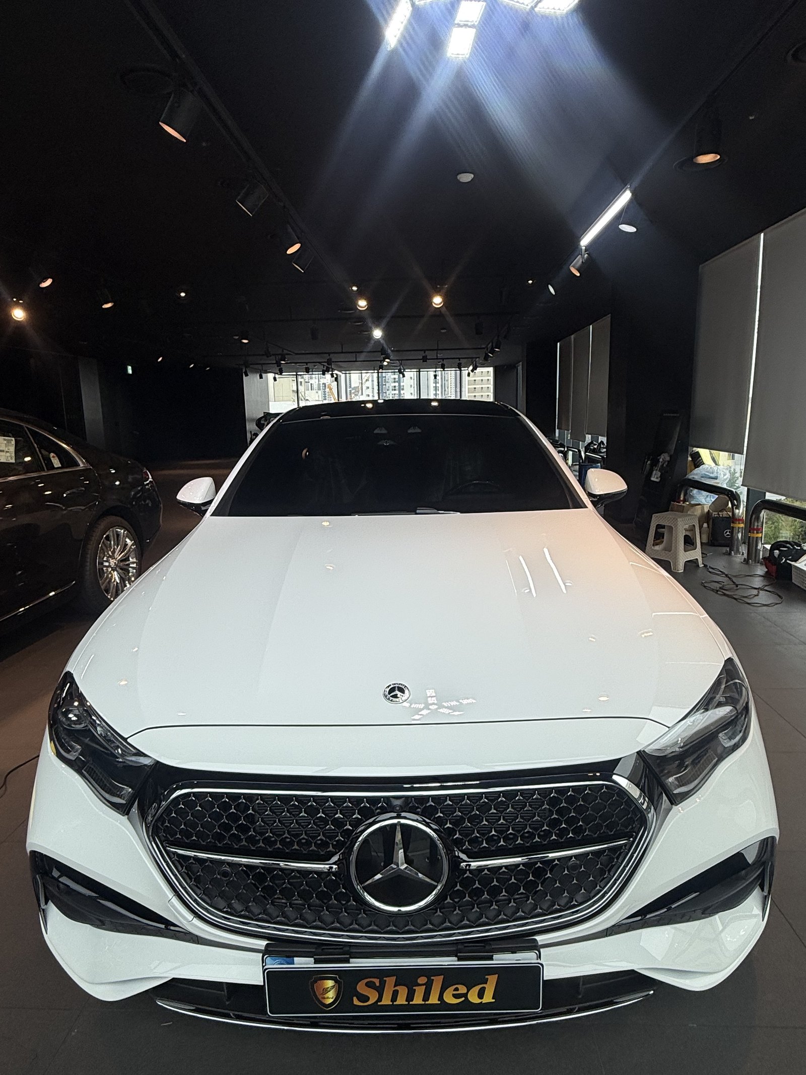 벤츠 E300 AMG 백색 신차 F5 유리막코팅 정면 - 부산 쉴드광택