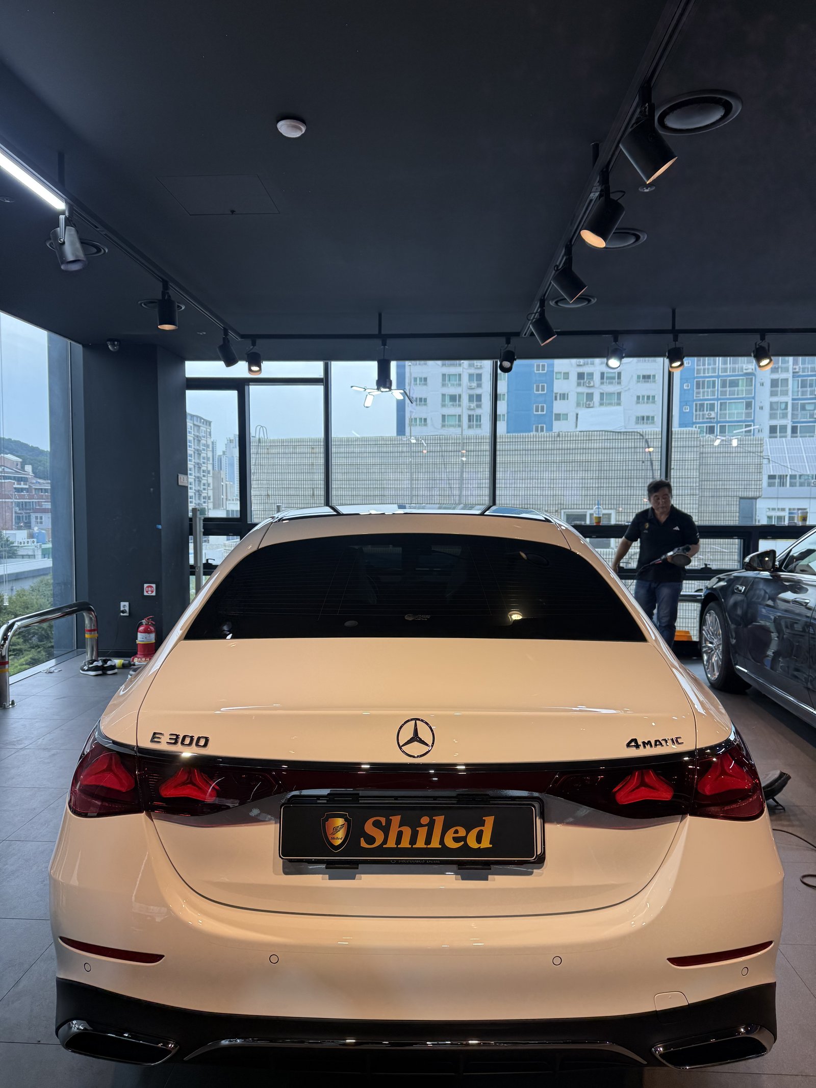 벤츠 E300 AMG 백색 신차 후면 - 부산 쉴드광택 신차코팅