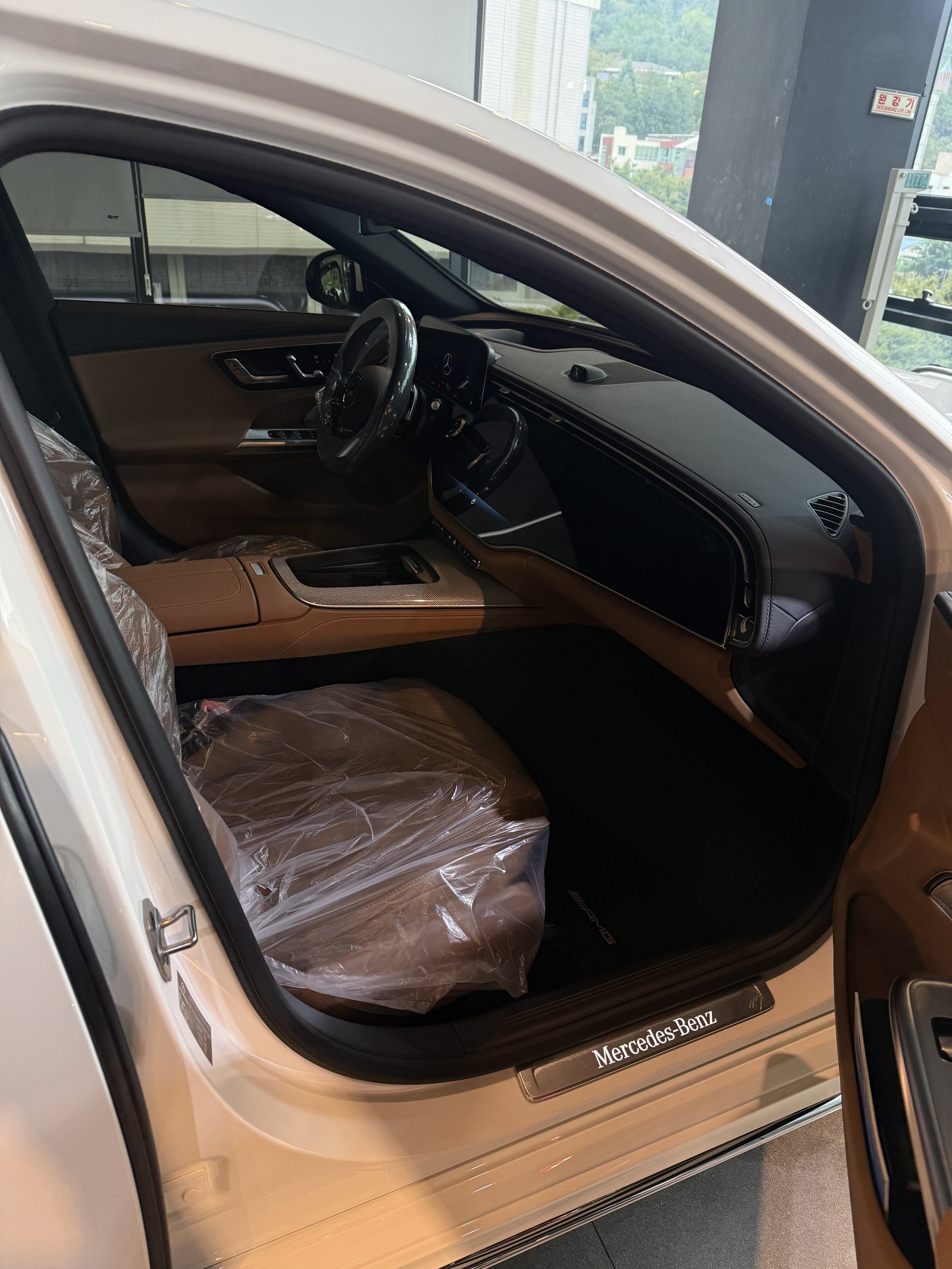 벤츠 E300 AMG 백색 신차 실내 - 출고 전 컨디션