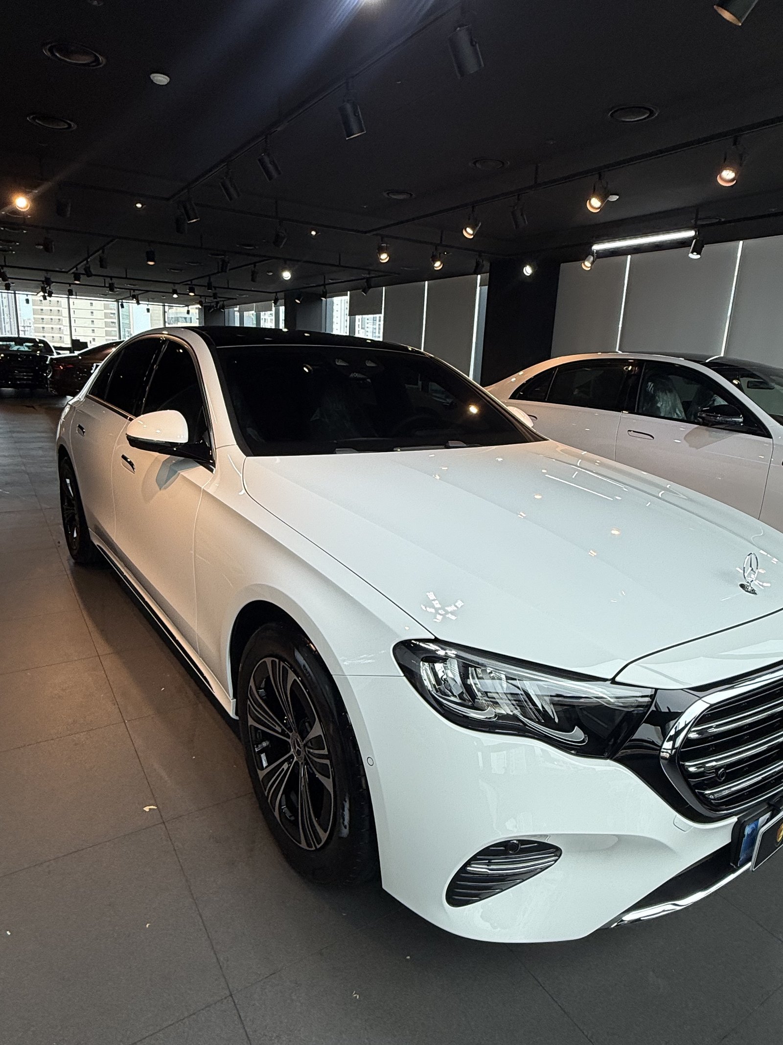 벤츠 E300 EX 백색 신차 전측면 - 부산 유리막코팅