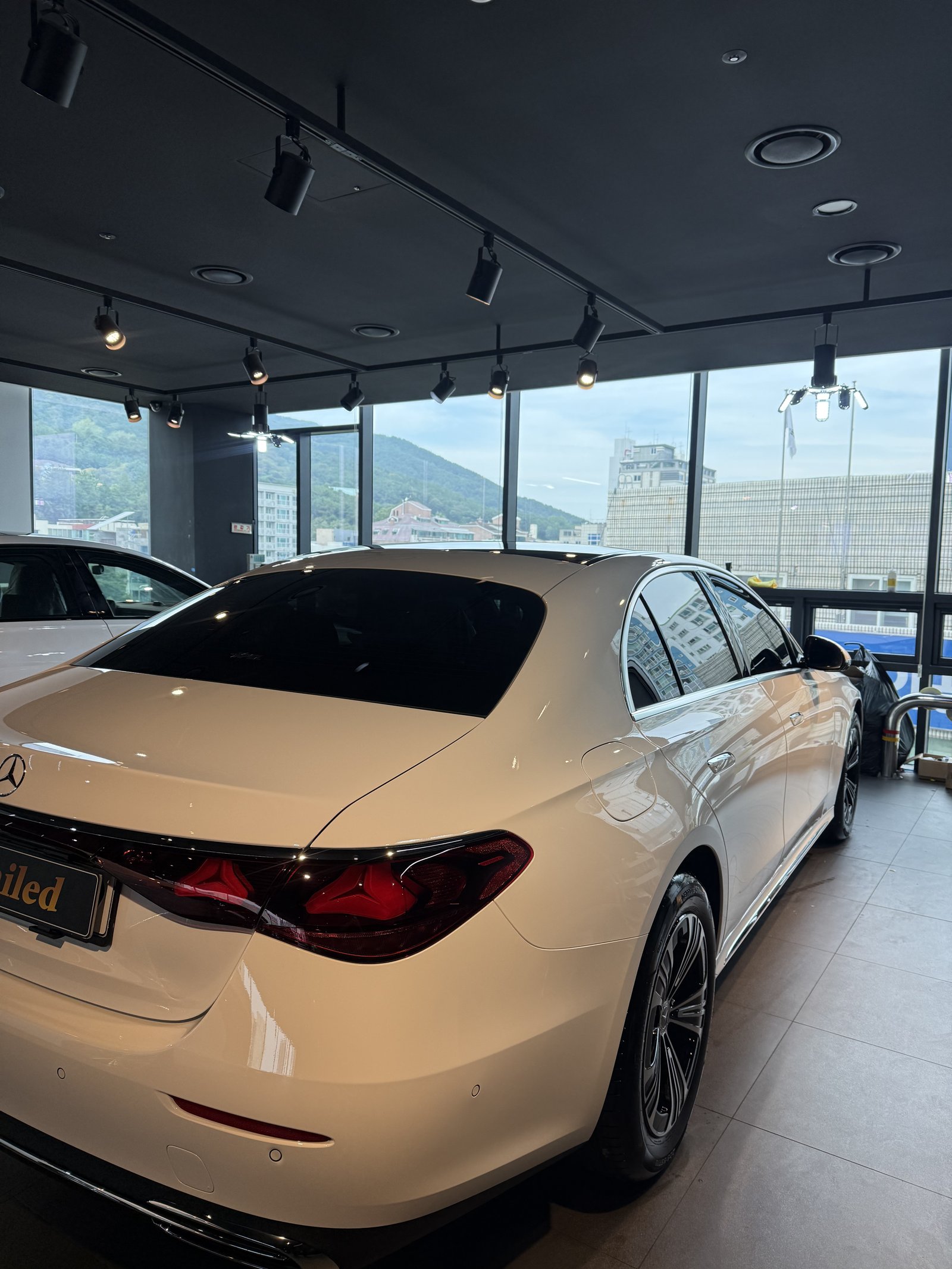 벤츠 E300 EX 백색 신차 후측면 - 출고 전 F5 코팅