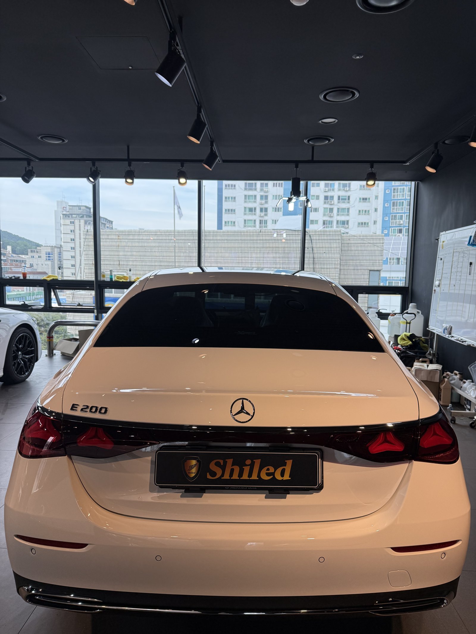 벤츠 E300 EX 백색 신차 후면 - 부산 쉴드광택 신차코팅