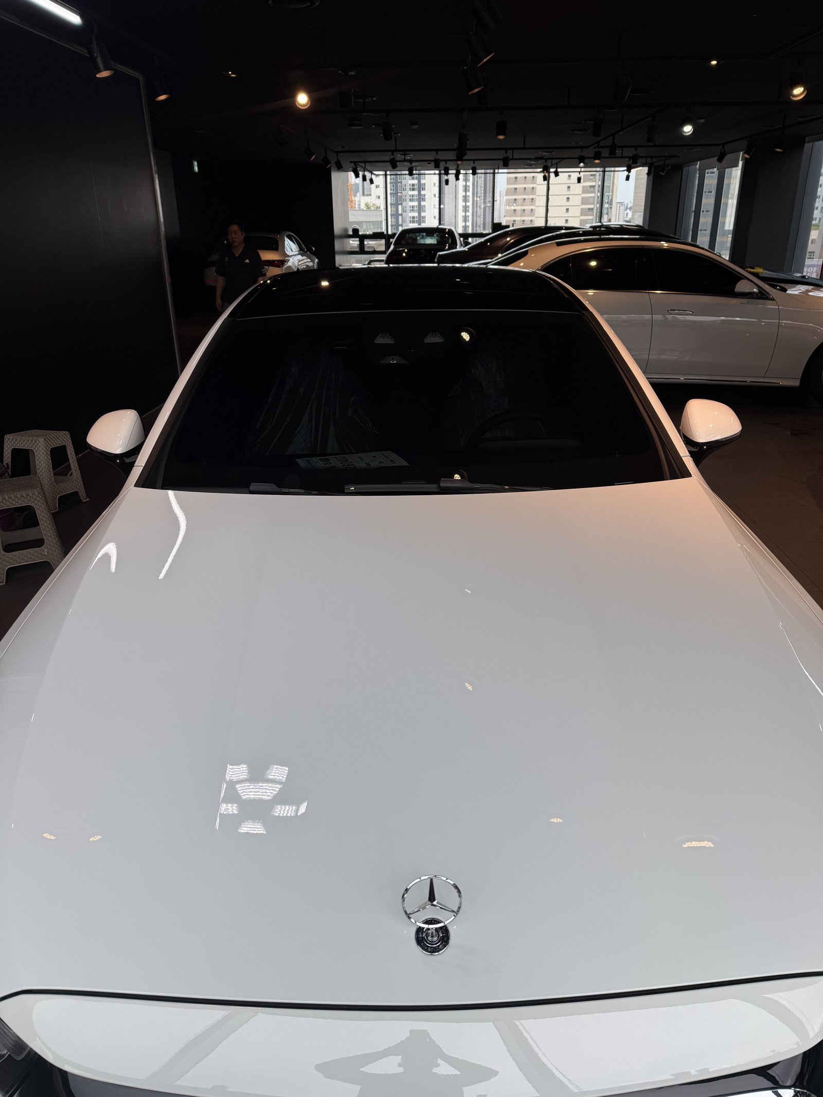 벤츠 E300 EX 백색 신차 보닛 반사 - 출고 전 유리막코팅