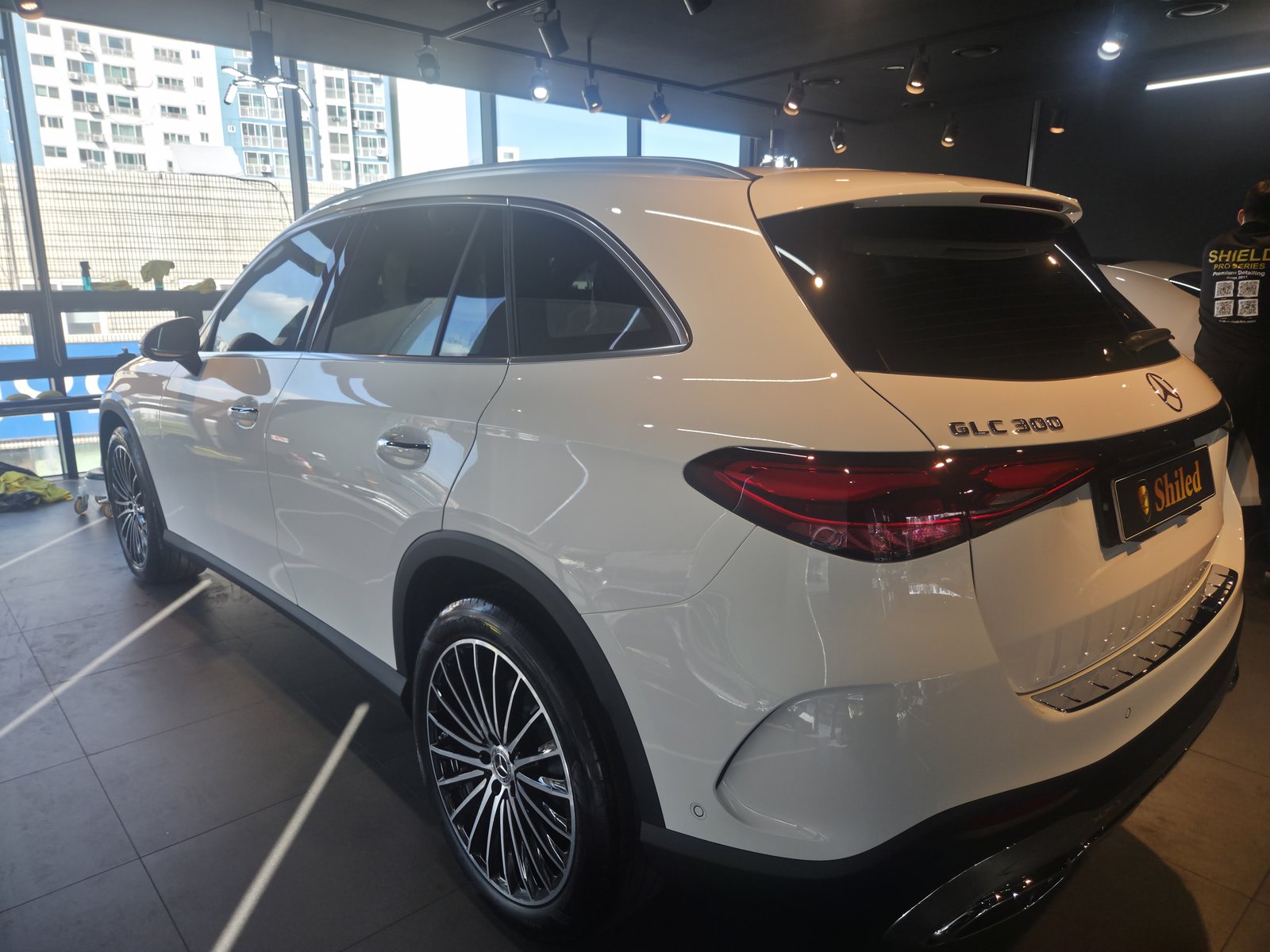 벤츠 GLC300 백색 신차 전측면 반사 - F5 코팅