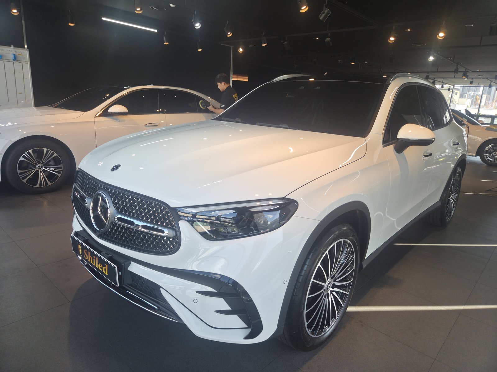 벤츠 GLC300 백색 신차 보닛 반사 - 출고 전 유리막코팅